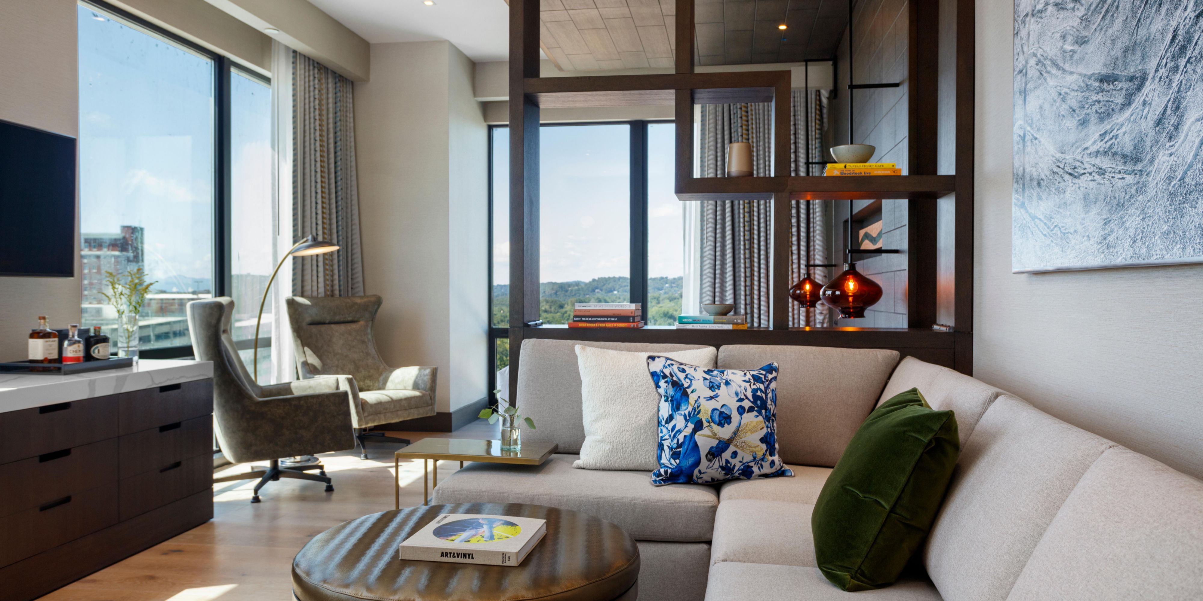 When you’re craving a little extra indulgence, a Kimpton Hotel Arras specialty suite does not disappoint. The embellishments are many: more space to lounge around, incredibly comfy sofas and chairs, a next-level luxury bath, and an even more extensive collection of local art than our other guestrooms. The fine art of pampering is perfected here.