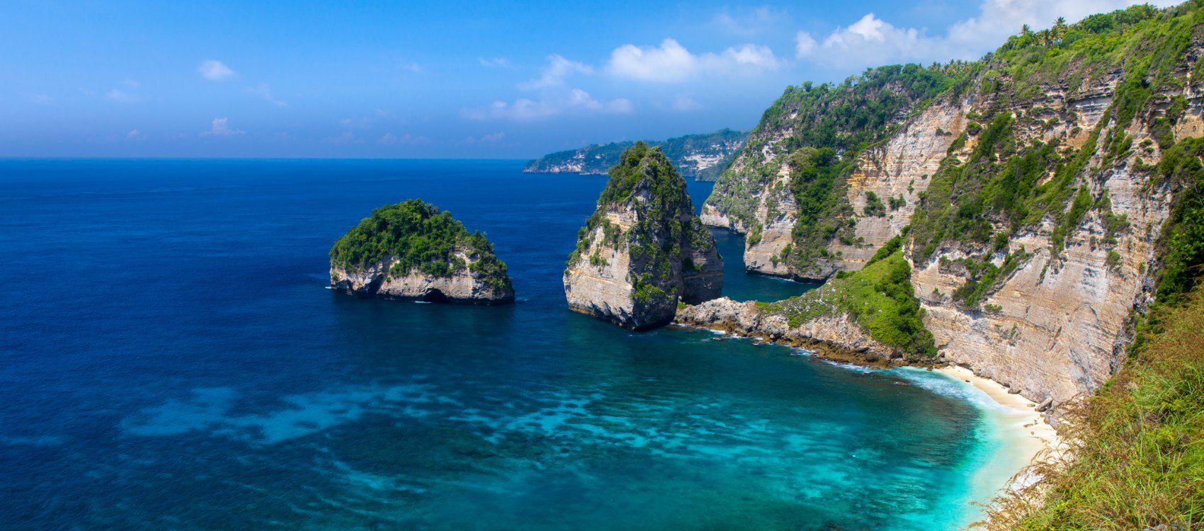 阳光明媚的日子，欣赏巴厘岛的海岸线