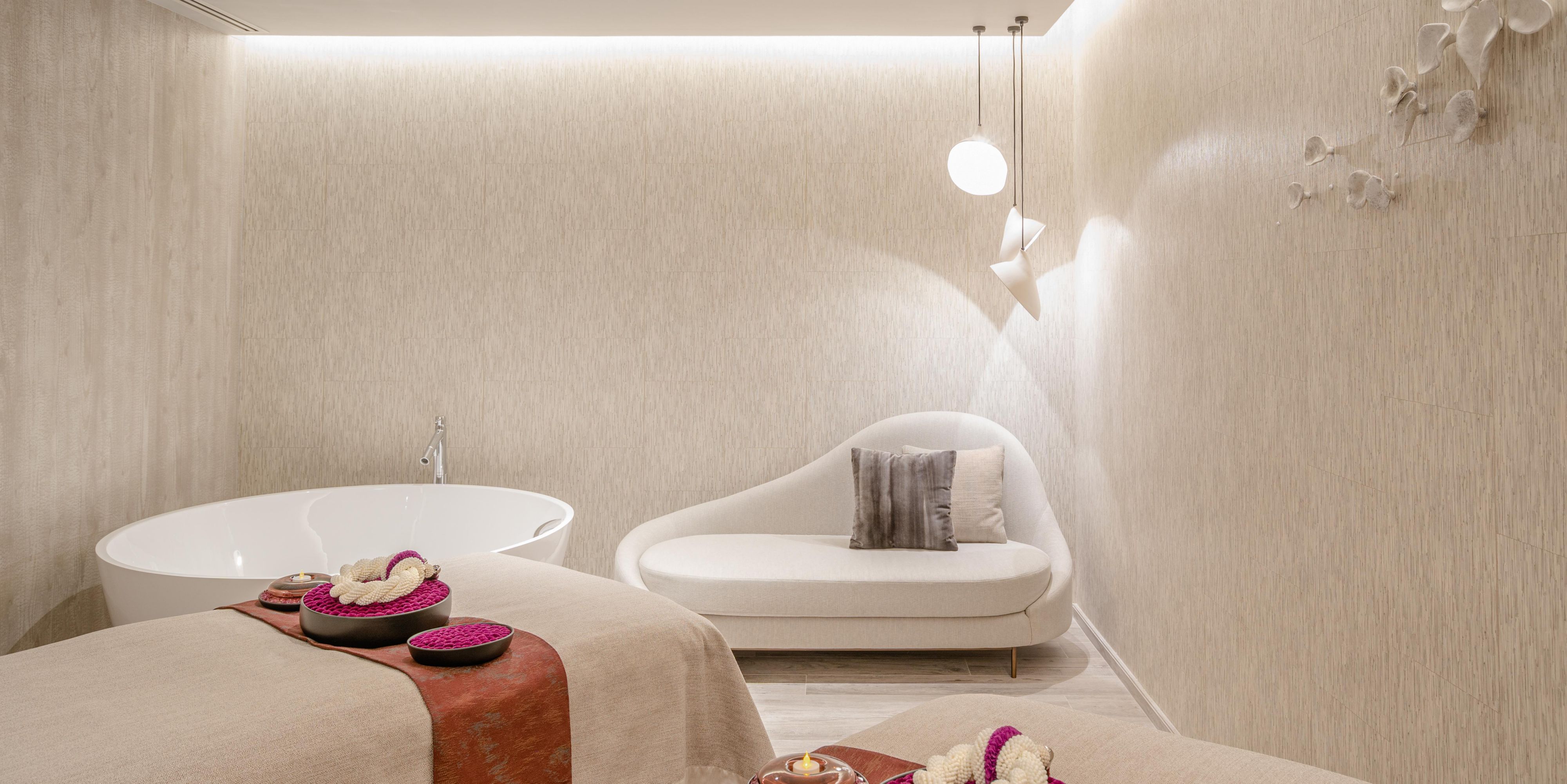 Our wellness offerings bring your best self forward. Stay fit and fabulous in our fitness centre, invigorate your body, spirit, and mind with indulgent treatments at amaranth spa, or relax at our infinity pool. Our holistic wellness focus ensures you feel refreshed, revitalised, and ready to embrace the electrifying energy of Bangkok.