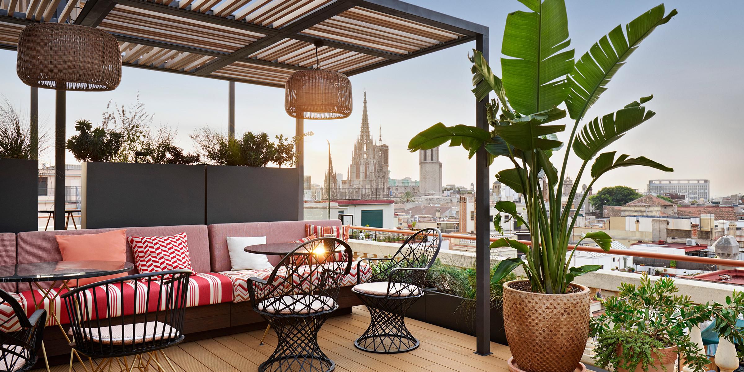 Experience the vibrant Vividora style at Terraza de Vivi's brunch. Indulge in a delicious variety of dishes, bottomless mimosas and Bloody Marys, and stunning 360º views of Barcelona. Available daily from 12 to 4 PM.