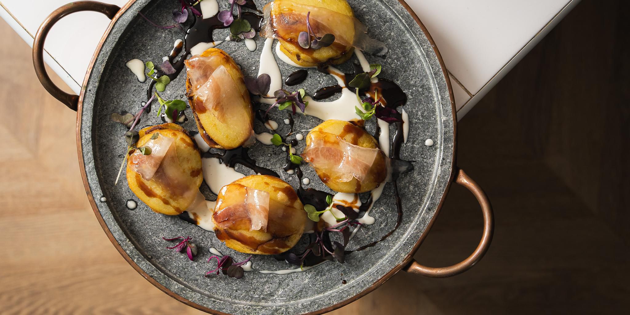 Fauna, the dining room of Casa de Vivi offers Mediterranean flavours with Catalan roots in a warm and relaxed atmosphere. You can have a good time with your closest friends and chat while tasting traditional cuisine with an innovative touch by chef Jordi Delfa.