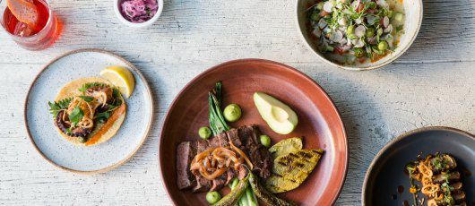 上面摆放着碗碟和食物的餐桌的俯视图