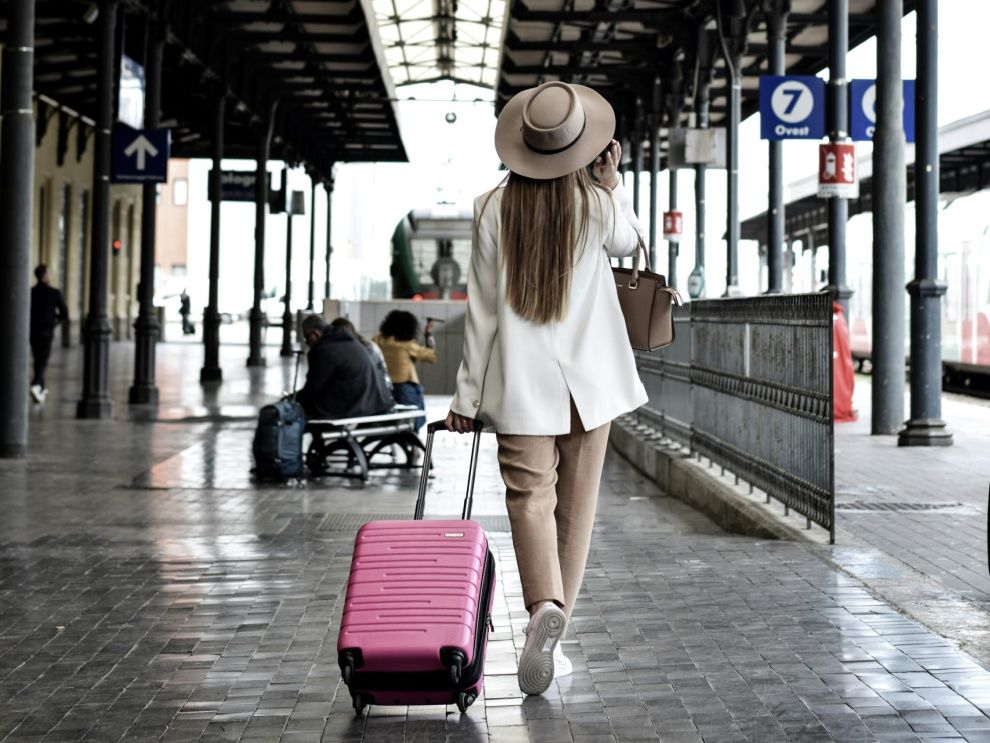 提着行李的女士