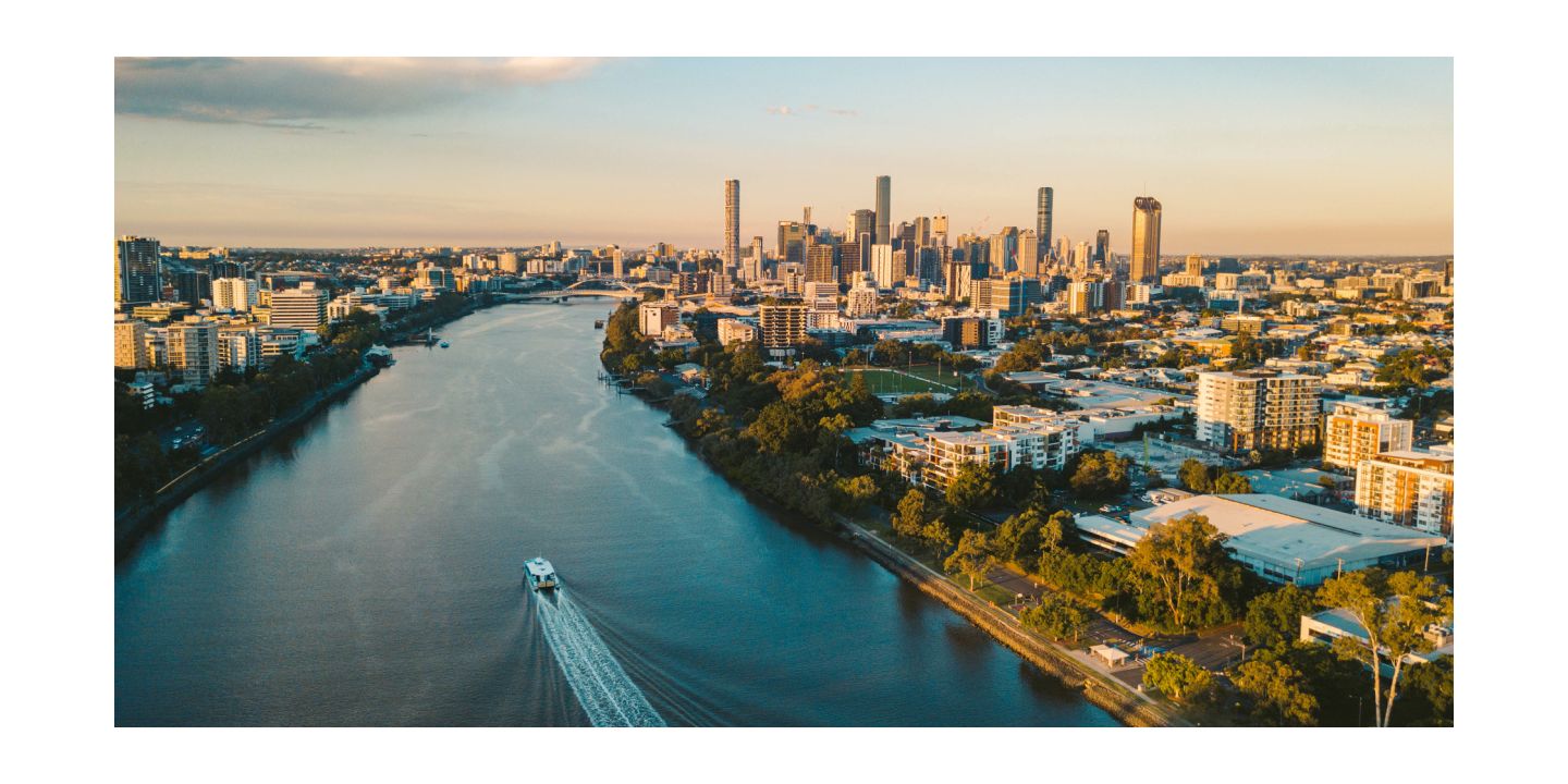 远眺河流汇入城市的壮丽美景和布里斯班市中心的熙攘繁华