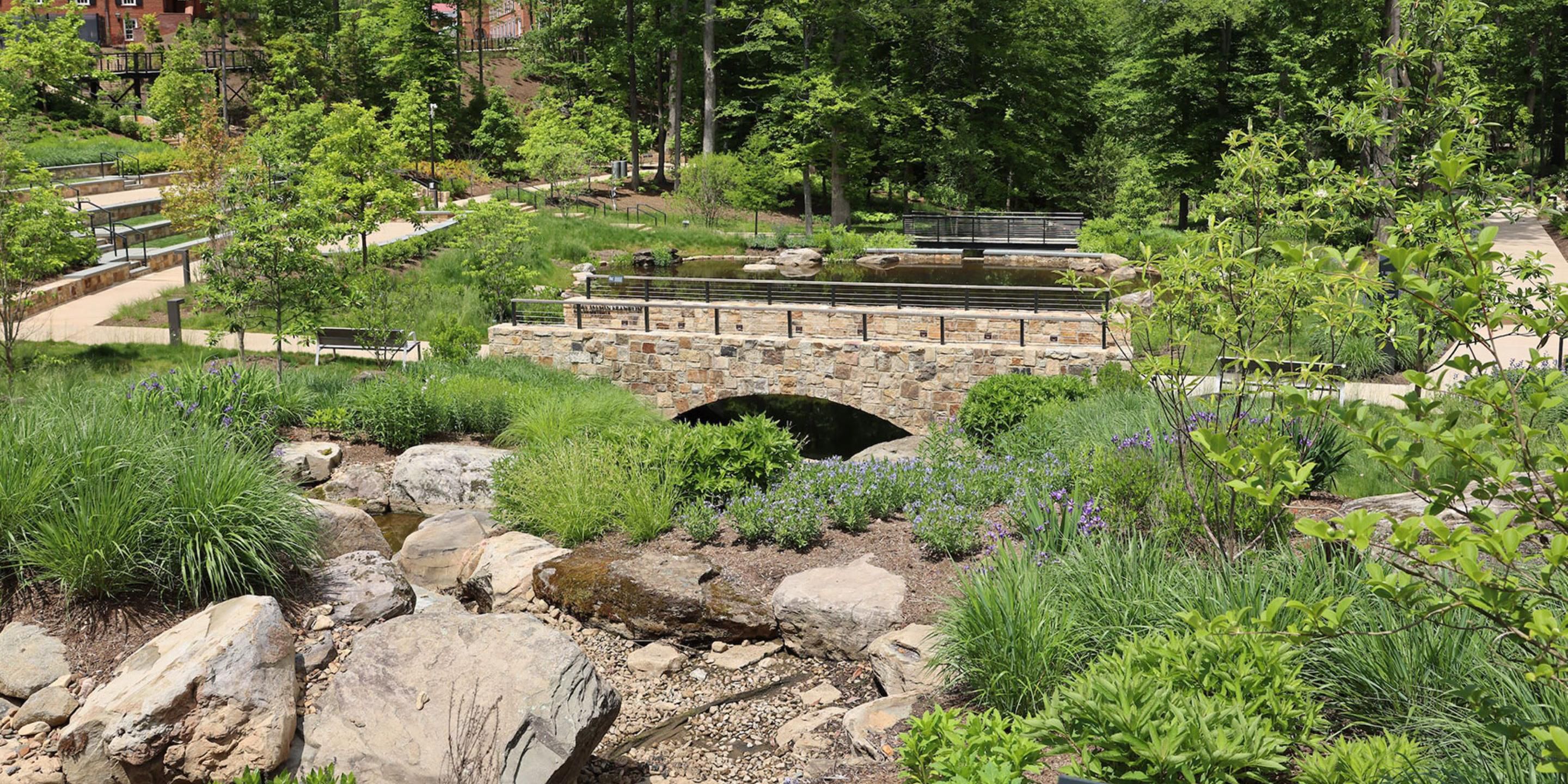 Behind Kimpton The Forum Hotel, a verdant world unfolds before your eyes. An arboretum and botanical gardens feature five acres of lush greenery, including a collection of walking trails, a tranquil pond and several gathering places, such as an outdoor amphitheater and event lawn.