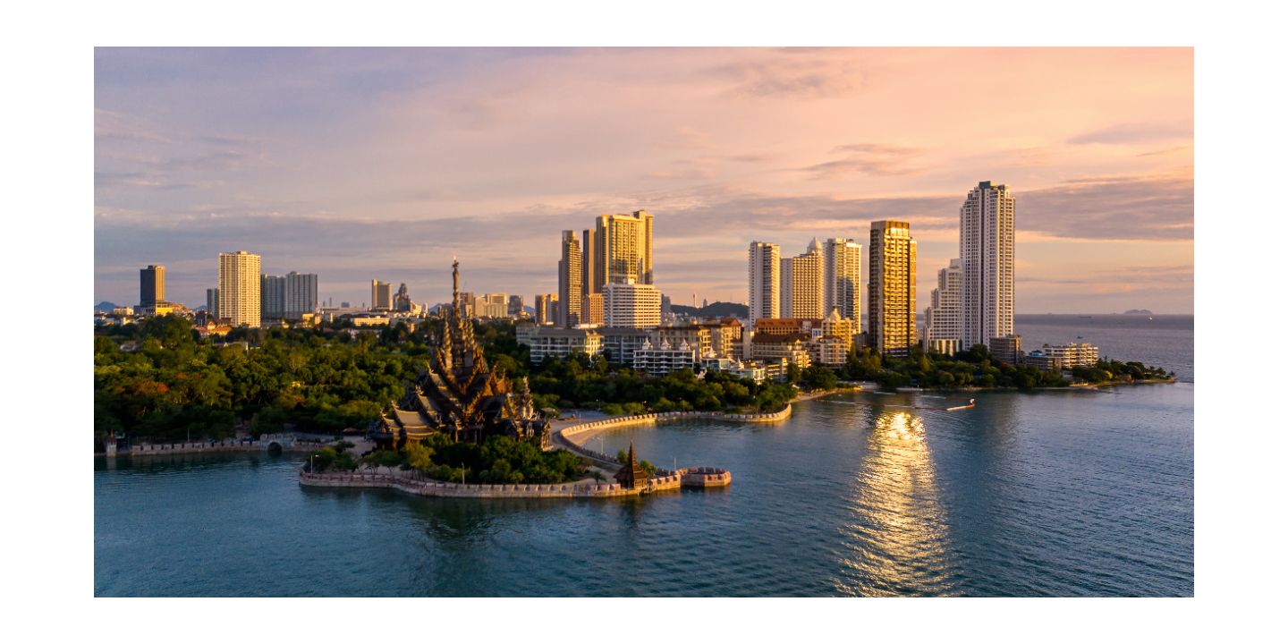 芭提雅海岸边，摩天大楼在此林立，四周由浩瀚海洋所环绕，尽显繁华与壮阔