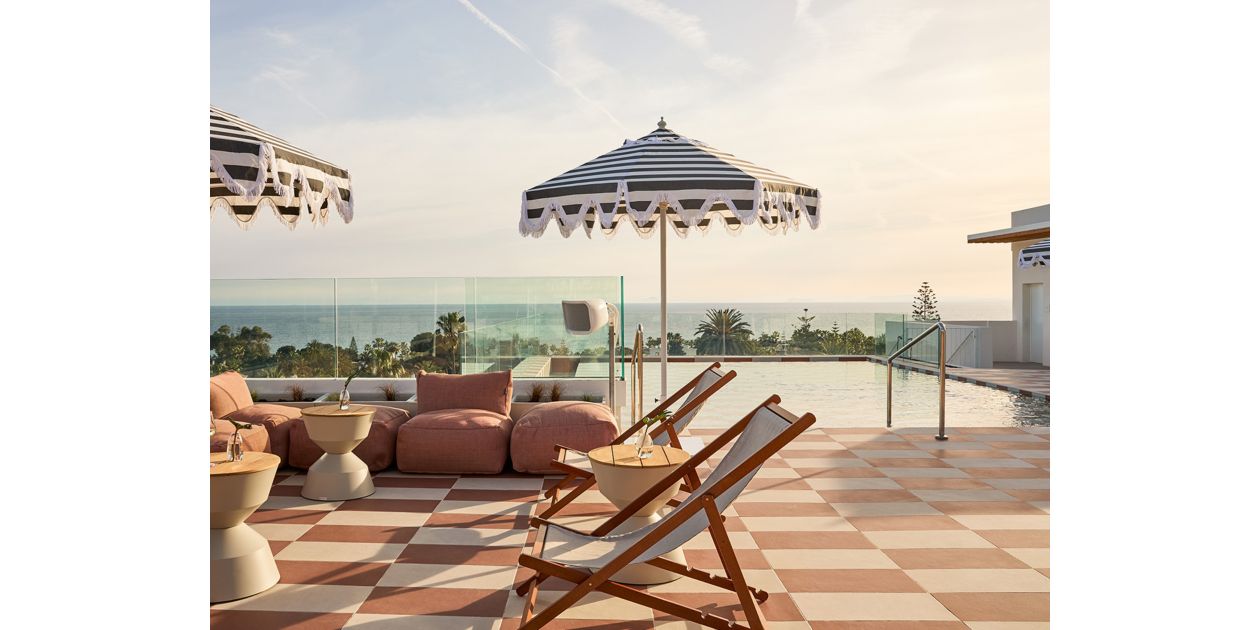 屋顶酒吧，可饱览壮美的海景