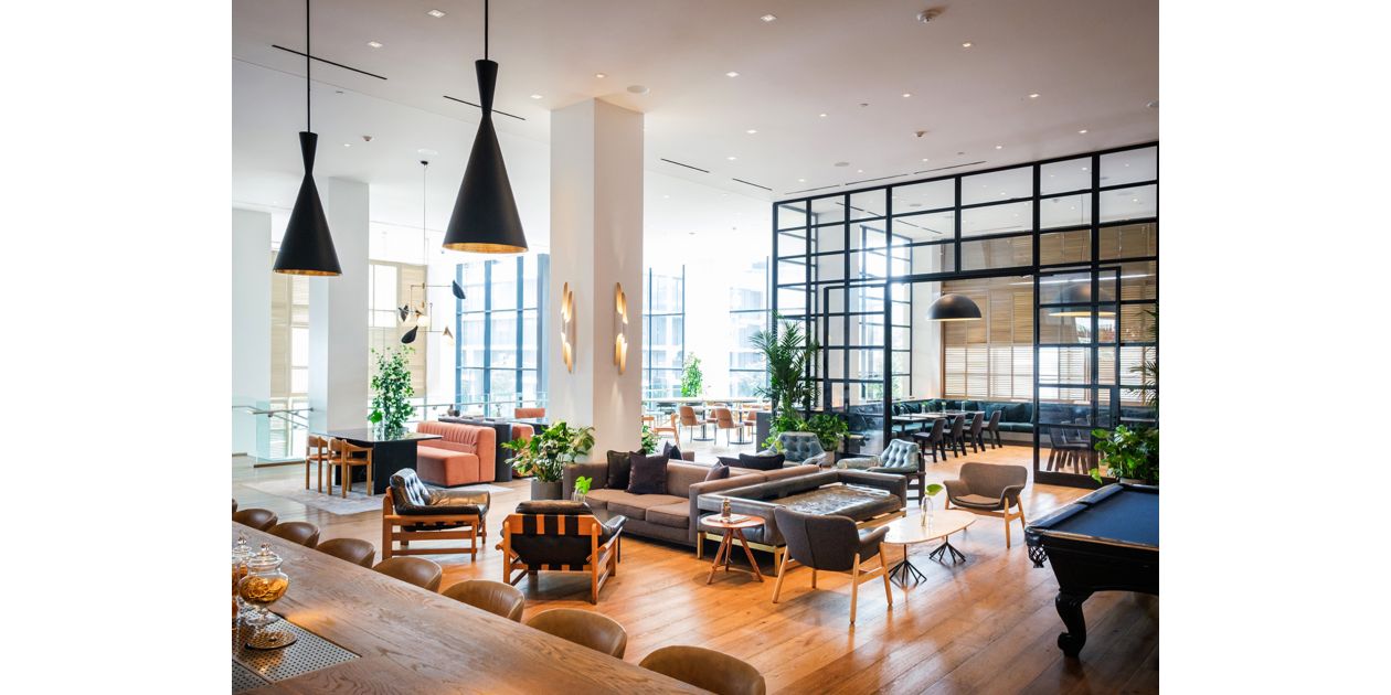 现代酒廊，穹顶高挑，光影交织