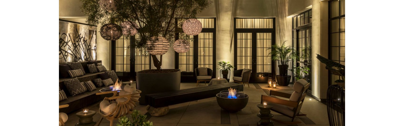 配有篝火炉的高端酒店大堂