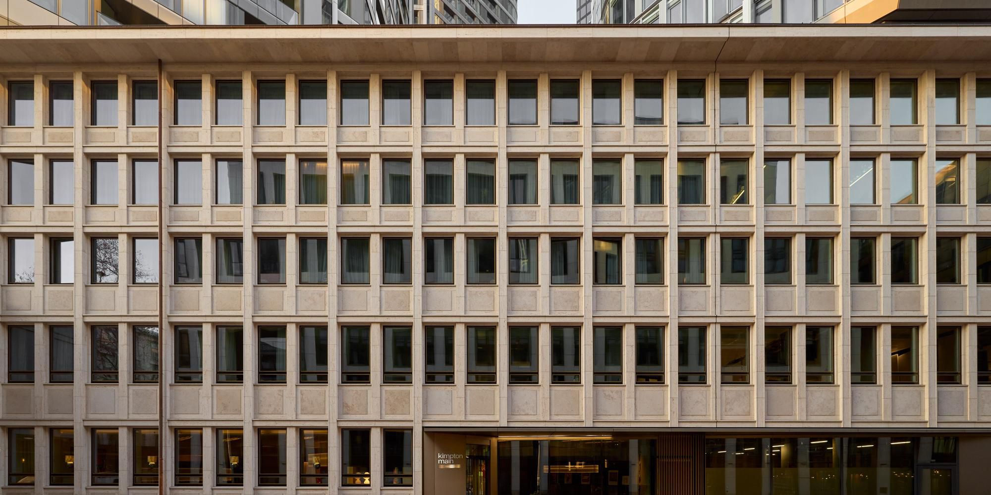 Nestled in the FOUR complex, our hotel offers seamless access to Frankfurt’s unique blend of rich history, stunning architecture, and exceptional cuisine. Discover shopping along the Goethestraße, savour local flavours at Kleinmarkthalle, and immerse yourself in the historic charm of Frankfurt’s Altstadt, Old Town – all just steps from our hotel.