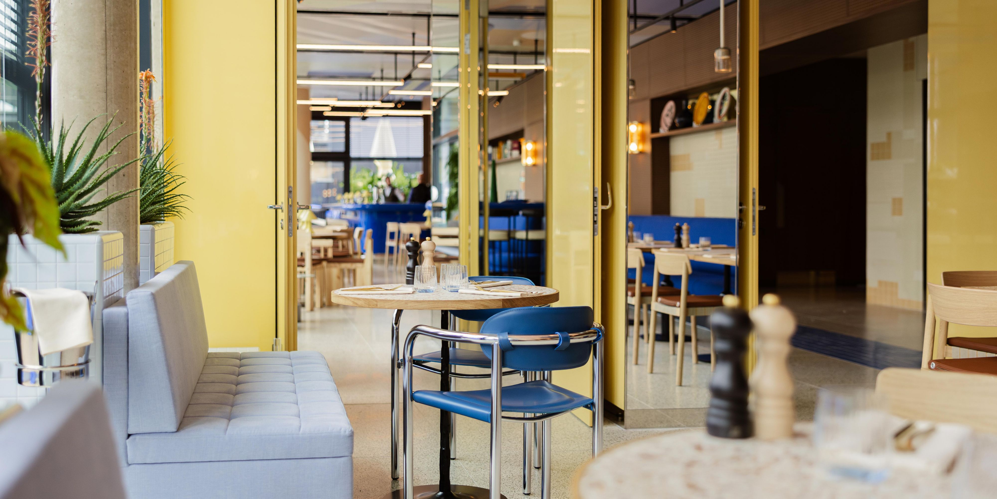 Savour moments of joy, connection, and indulgence at our modern dining venues, where authentic cuisine meets artistic expression. Enjoy expertly crafted coffee and cocktails at MAY, and a playful German twist on European classics at ANNI. On the top floor, LAZULI offers casual dining, drinks, and stunning views of the Frankfurt skyline. 