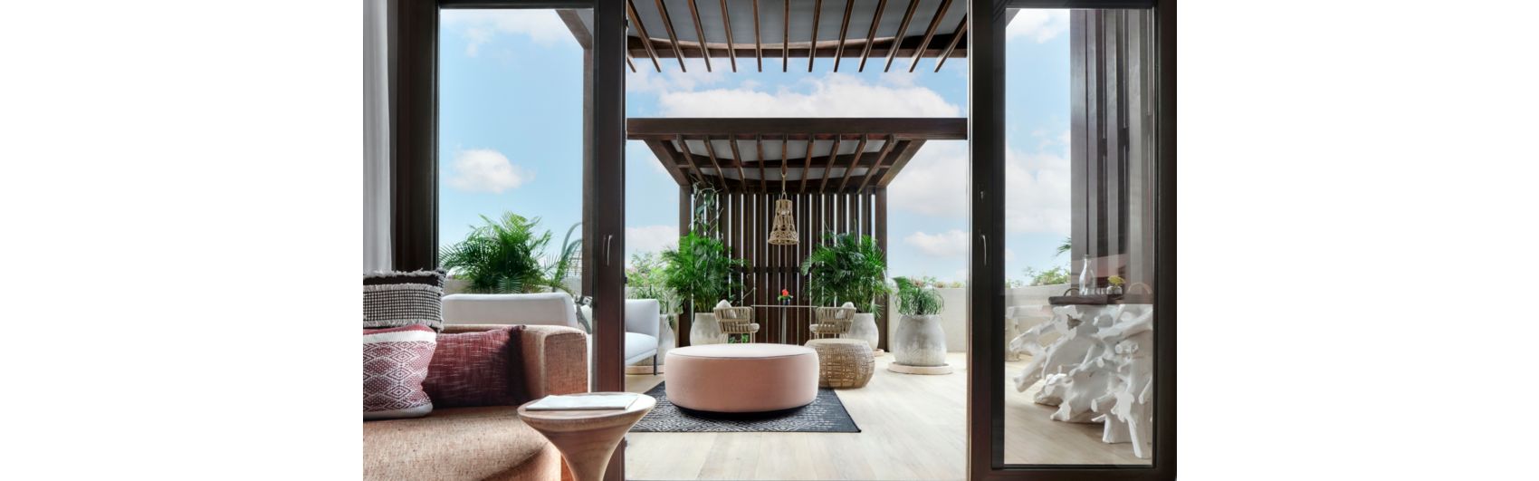 宽敞的套房阳台，尽享郁郁葱葱的岛屿风光 