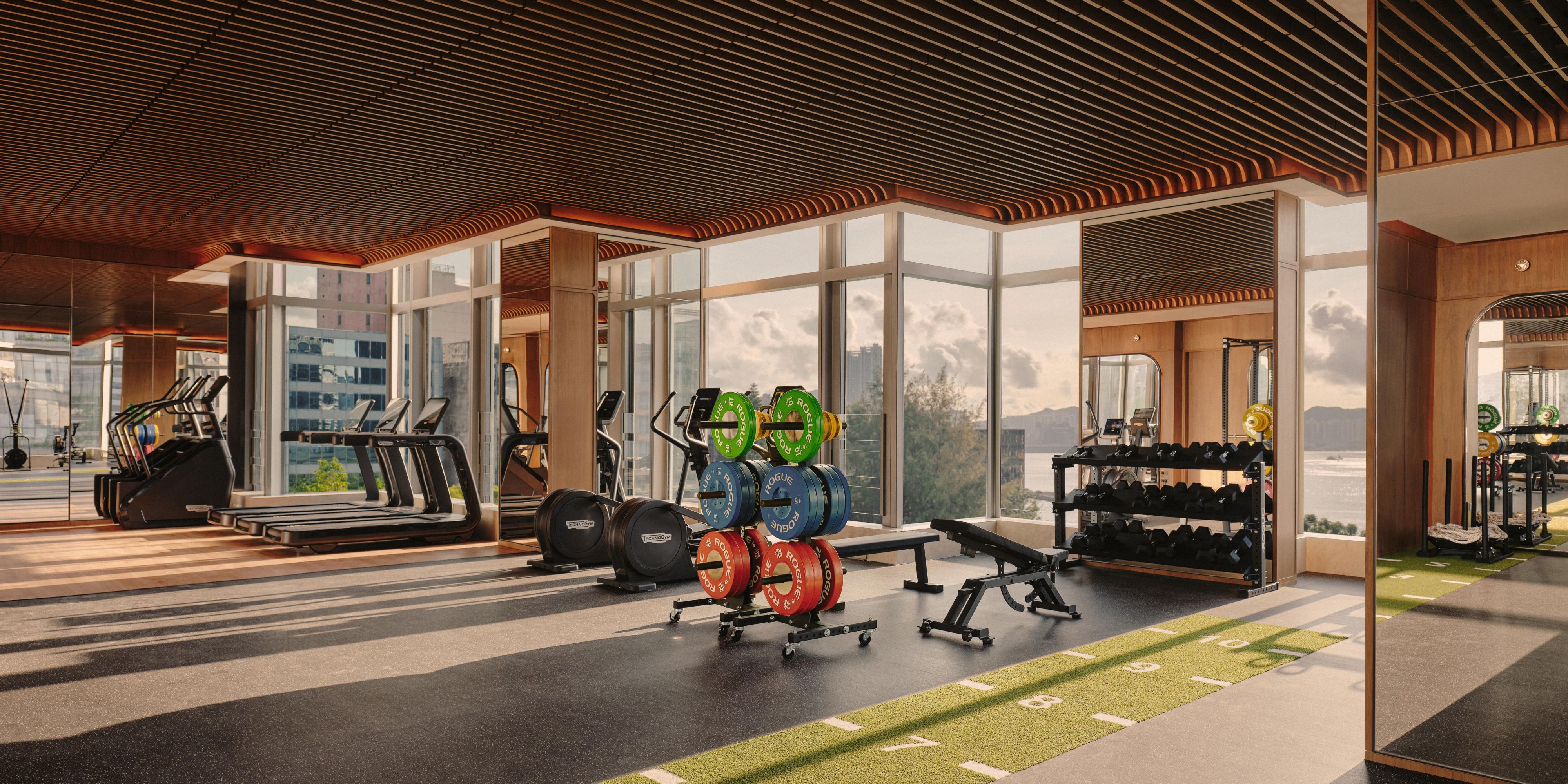 在佔地 200 平方米、荣获 HYROX 认证的健身中心尽情运动。别错过我们 20 米长的恆温天际泳池，在壮丽景致环抱下，享受焕发活力的畅泳时光。