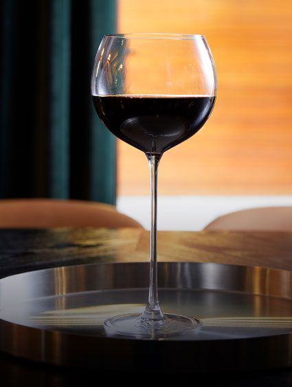 鸡尾酒桌上的红酒杯