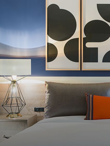 放有枕头的卧床及床头柜