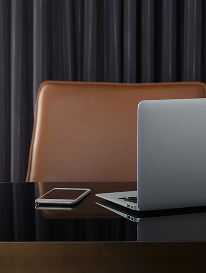 放有笔记本电脑的办公桌