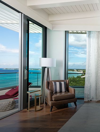客房角落的椅子，背景为海景