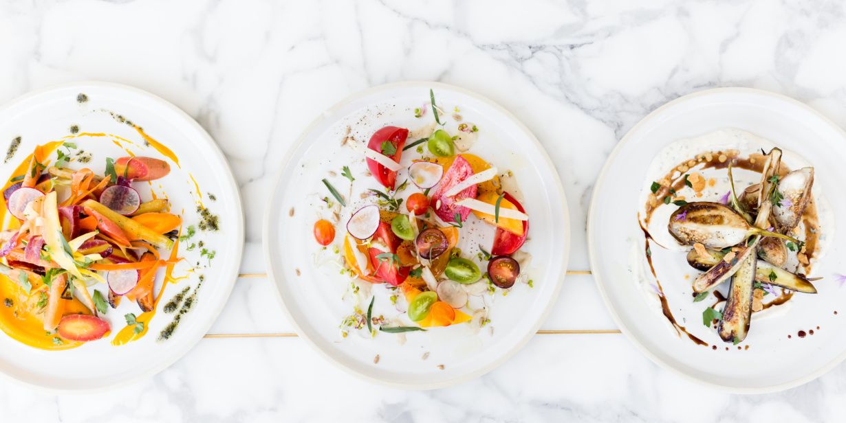 装有美食的精致餐盘俯视图 