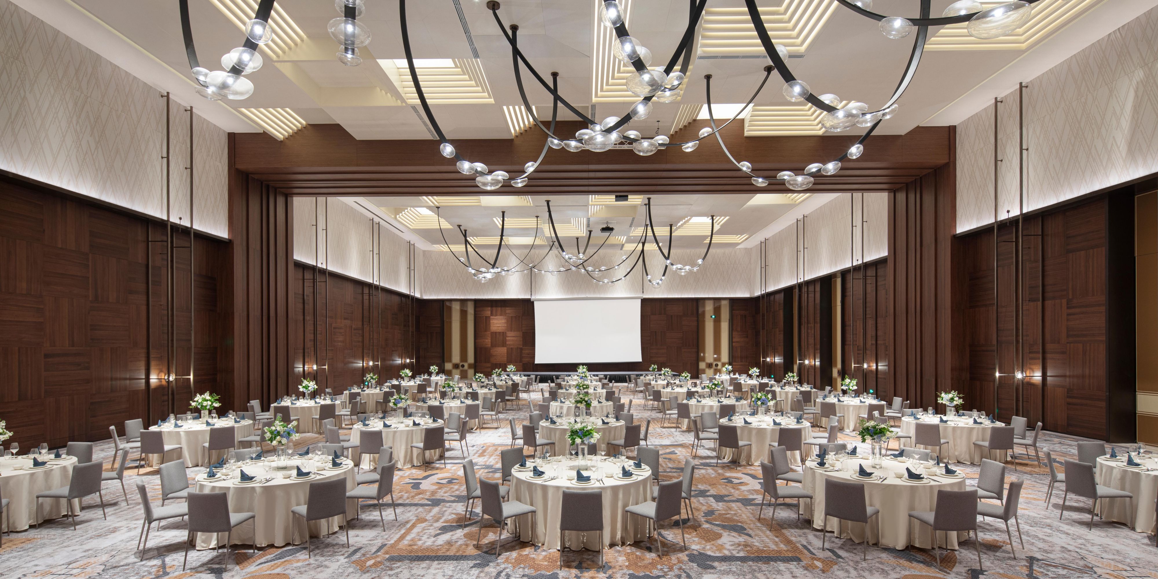 The hotel offers over 1,330 sqm of ocean-inspired meeting space, including a 1,000-sqm pillarless grand ballroom, a multifunctional room, and two flexible meeting rooms—all equipped with advanced AV systems. From themed parties and luncheons to galas and business events, we provide tailored solutions to make every occasion uniquely memorable.