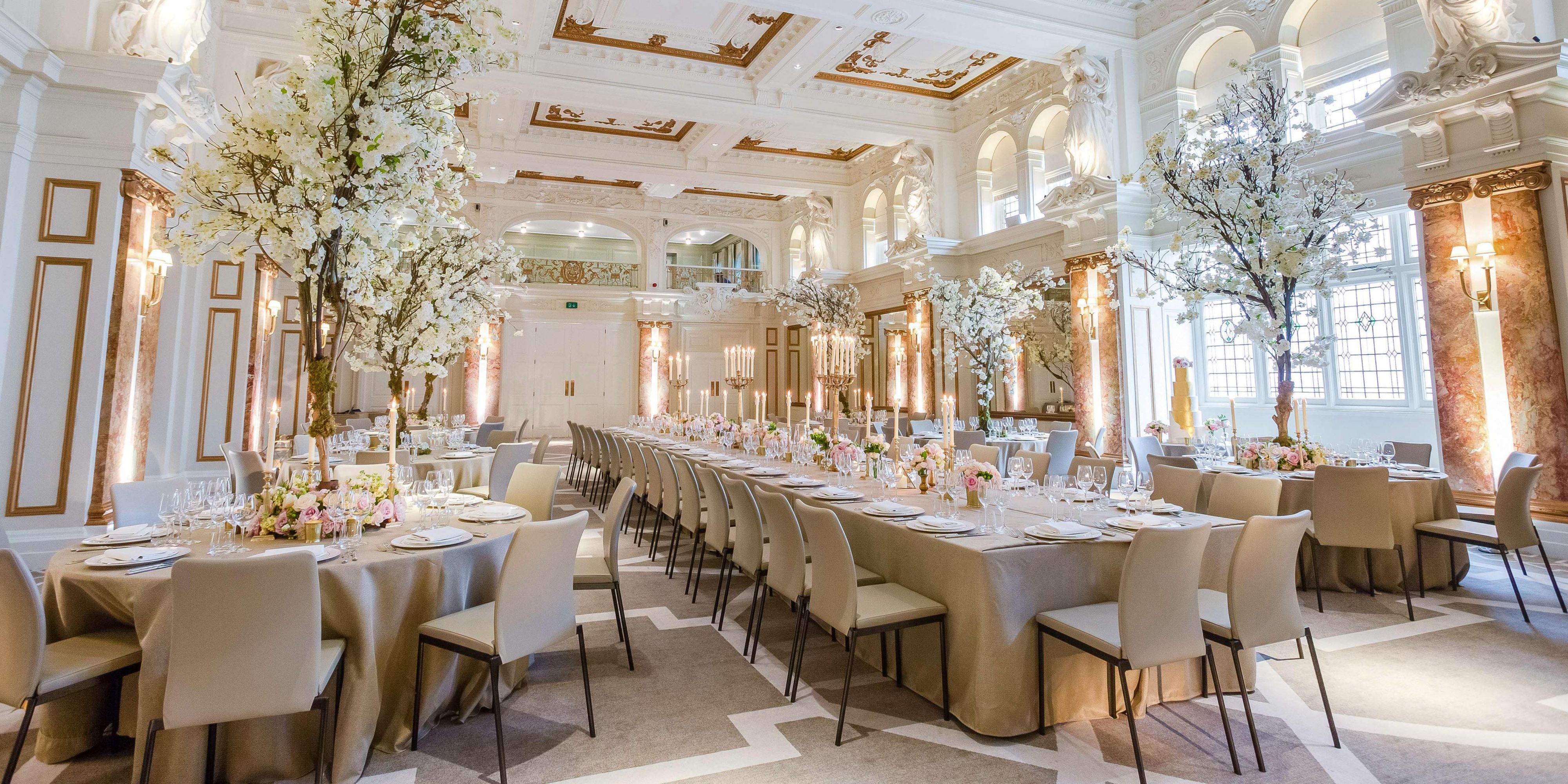 无论在宴会厅举行大型盛会，还是举办低调私密的小型活动，在伦敦菲茨罗伊金普顿酒店，优雅别致、规格多样的活动场地能够满足每一位宾客的独特需求。我们还将为您悉心筹划，从餐食佳肴到花卉点缀，细心雕琢每一处细节，为您打造难忘回忆。