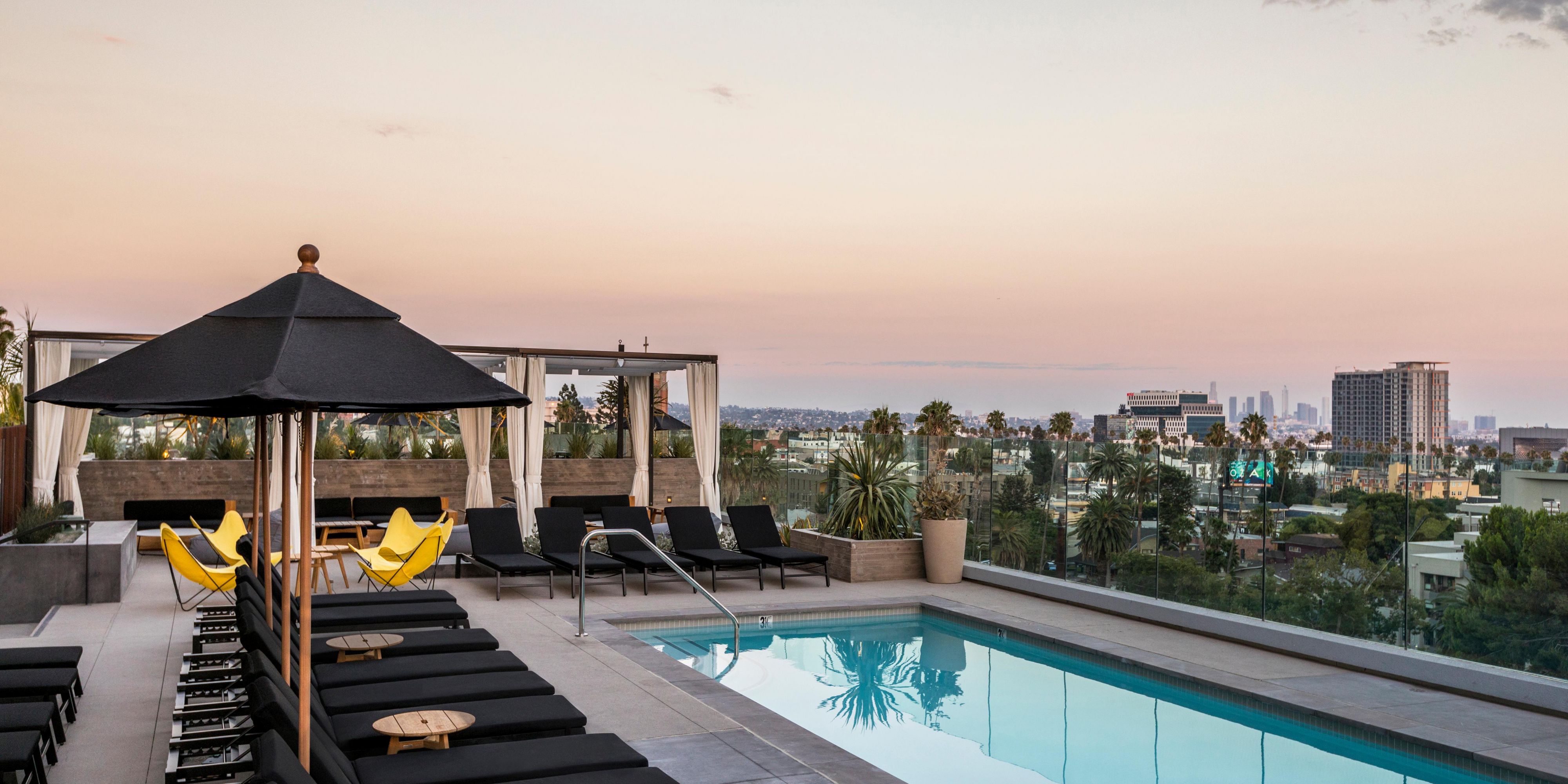 Our rooftop pool is the epitome of SoCal’s sizzling indoor-outdoor scene, staying stylishly activated morning noon and night. Laze by the pool while soaking in the Hollywood views, or socialize in the buzzing lounge area while enjoying refreshing cocktails and light food offerings (like fresh fruit salads, paninis and flatbreads).