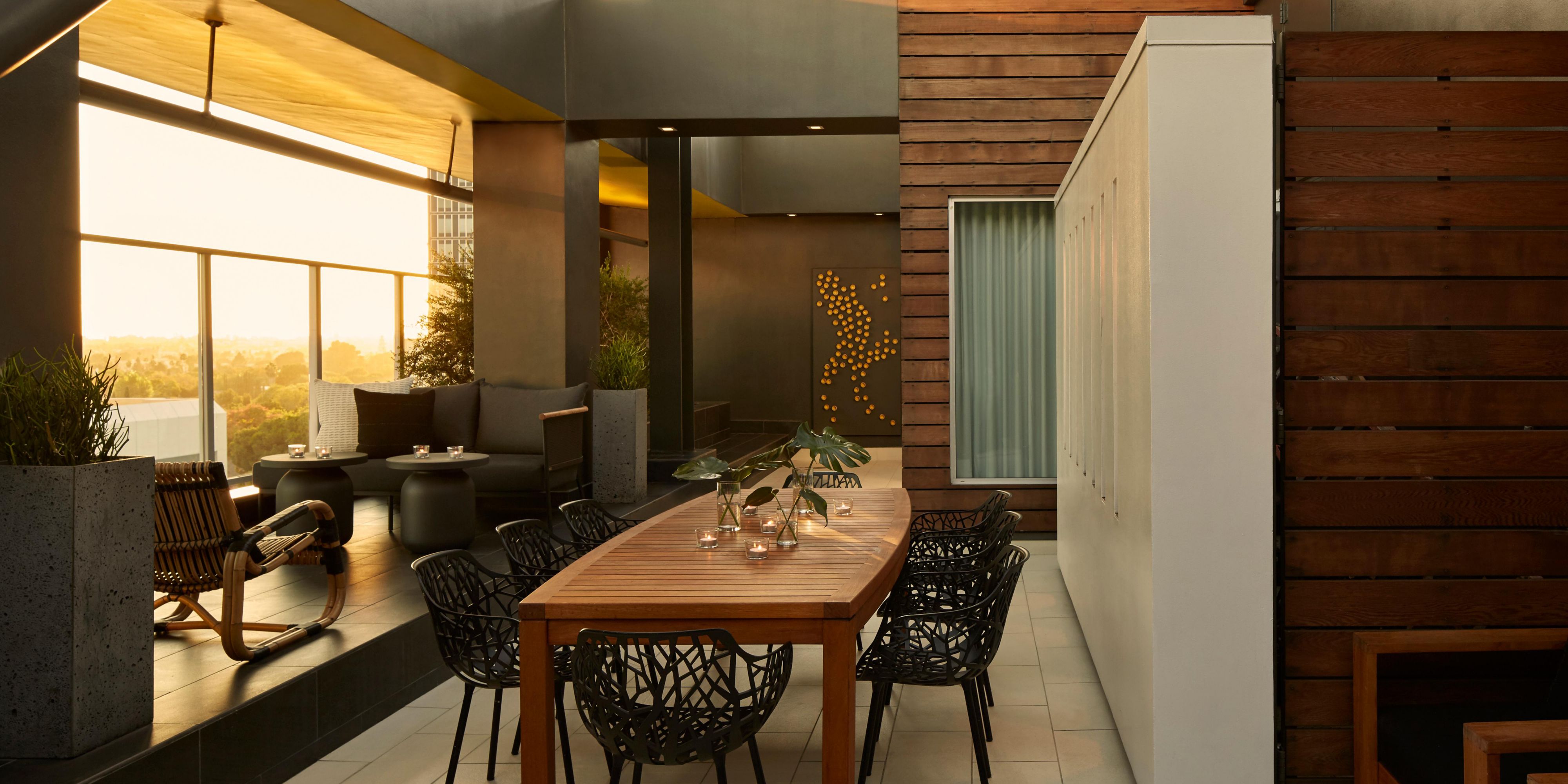 Celebrate your vows in the haute haven that is our Penthouse Suite. It's filled with glamorous furnishings and gazes out onto fabulous views of Miracle Mile and Los Angeles. Take it to the top on our roofless pool deck, an airy event space where vibrant American cuisine can be catered by our expert culinary team.