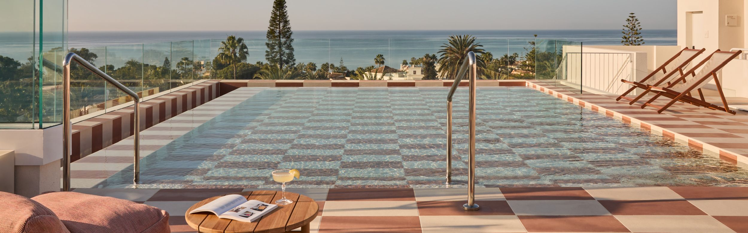 俯瞰海景的屋顶泳池