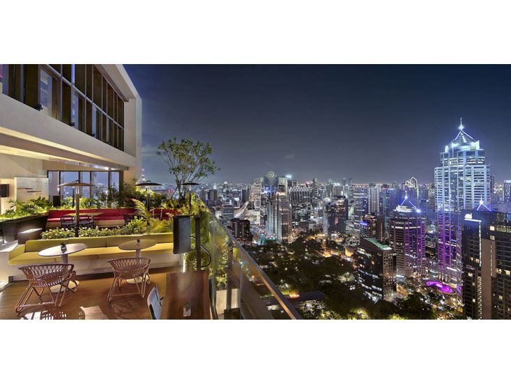 两只手拿着酒吧饮料