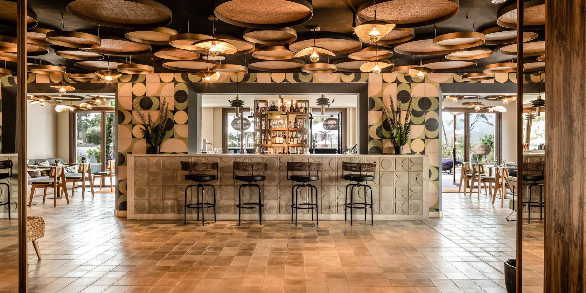 Saba Bar & Bodega is the perfect spot to immerse yourself in the Mediterranean atmosphere. Our outdoor terrace, surrounded by native gardens, offers views that invite relaxation while you savor the fresh, vibrant flavors of the coast.