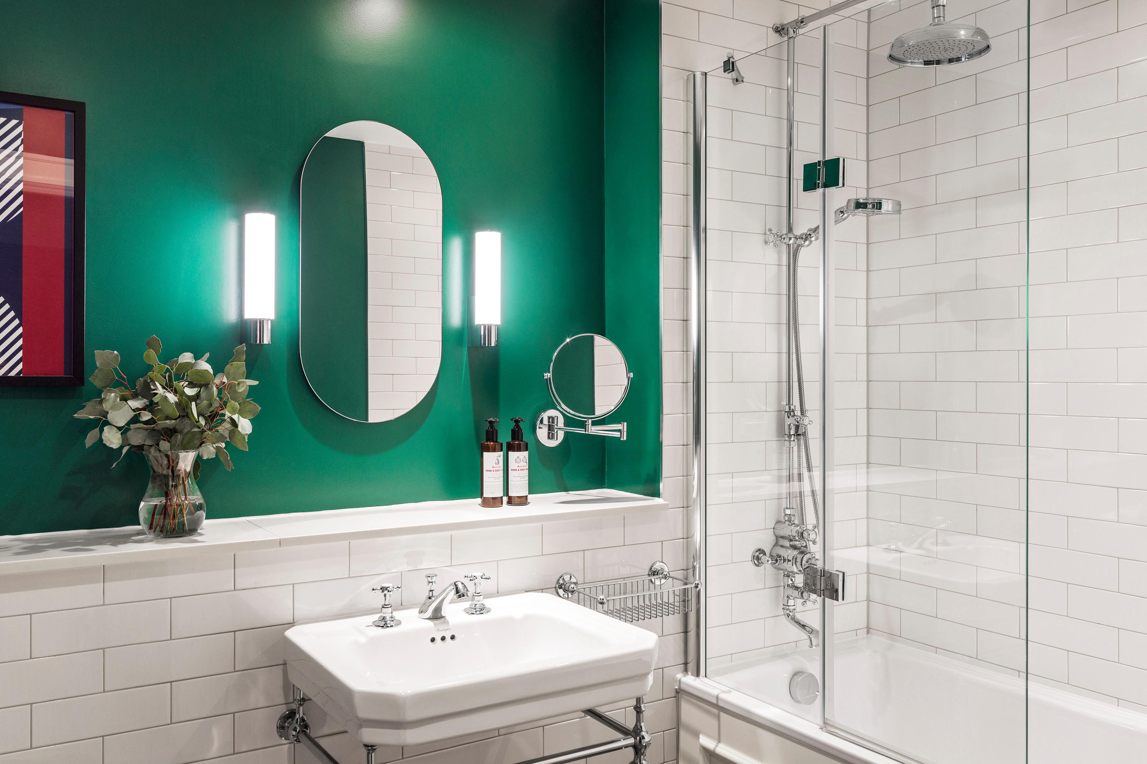 Single hotel guest hotel room en-suite