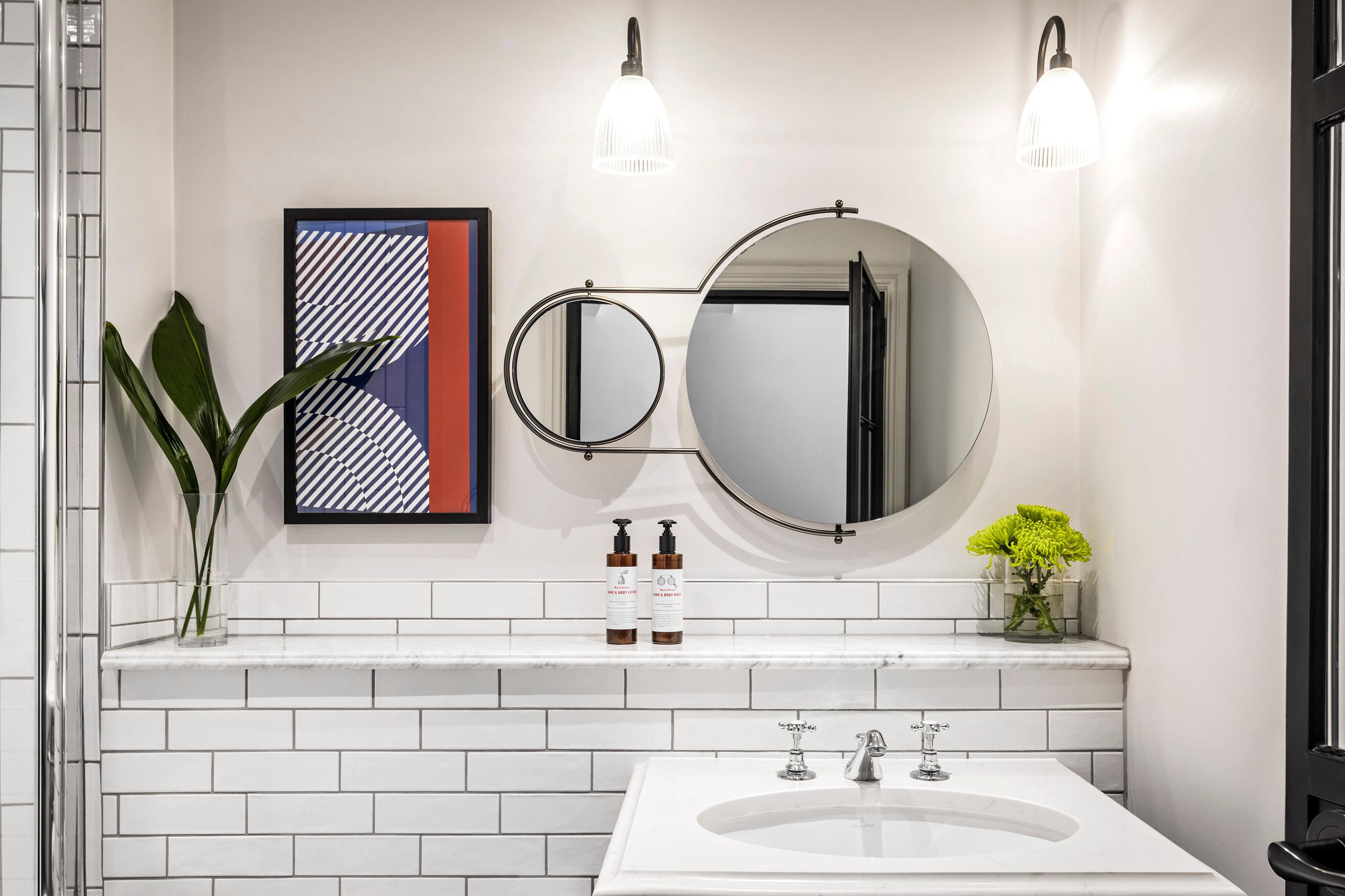 Double bed hotel guest room en-suite