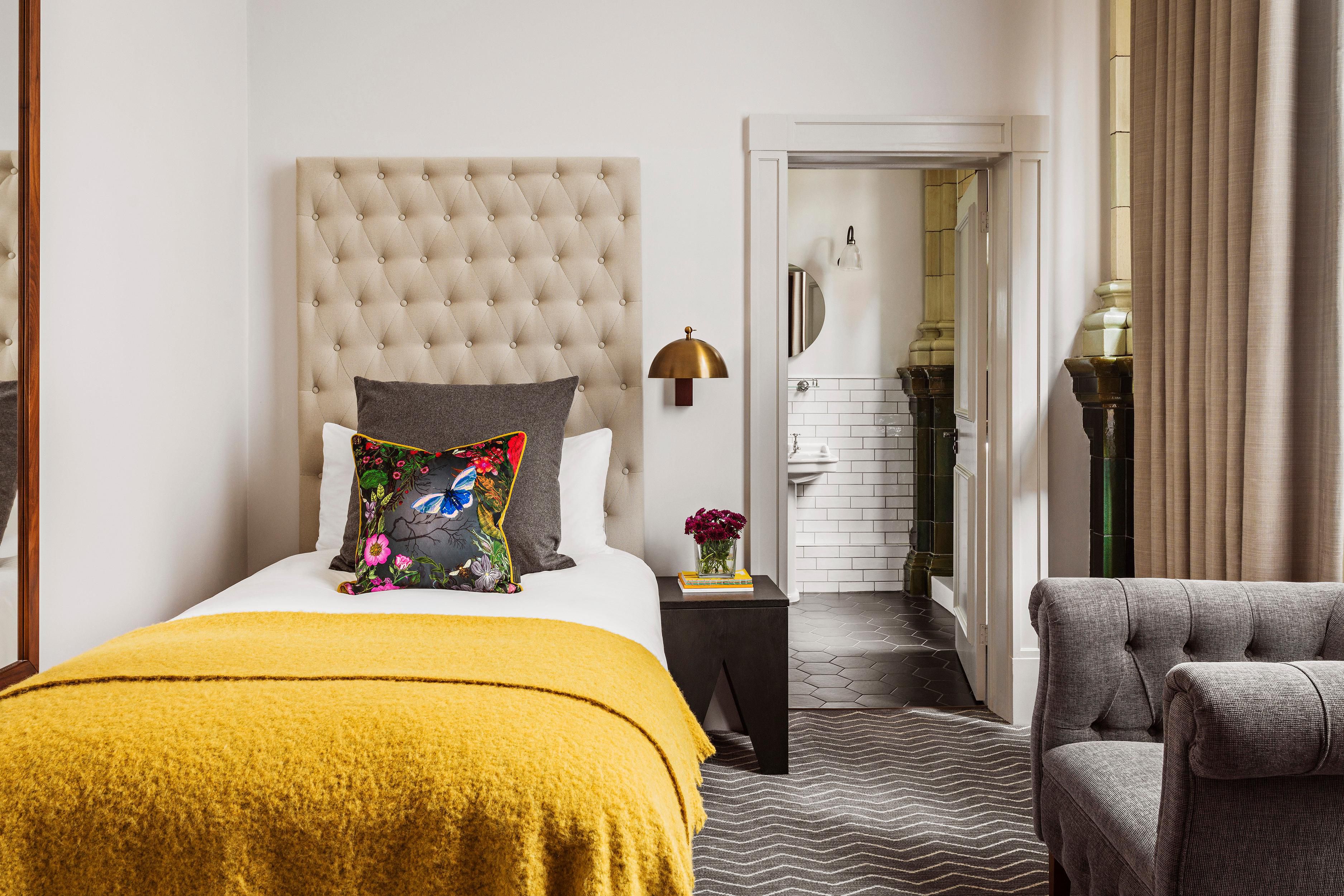 Single hotel guest hotel room in the city with en-suite