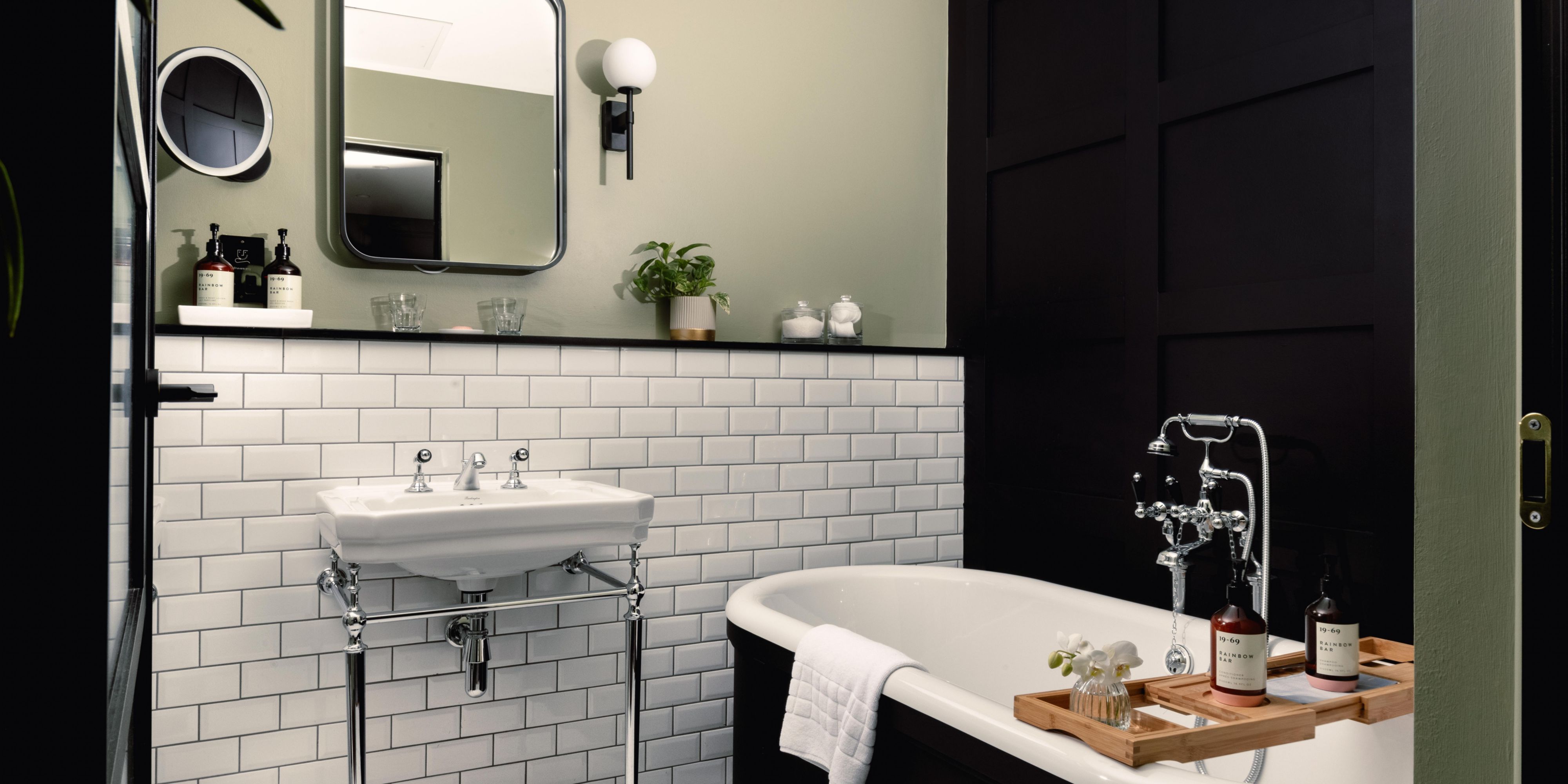 Luxury en-suite bathroom with premium bathtub 