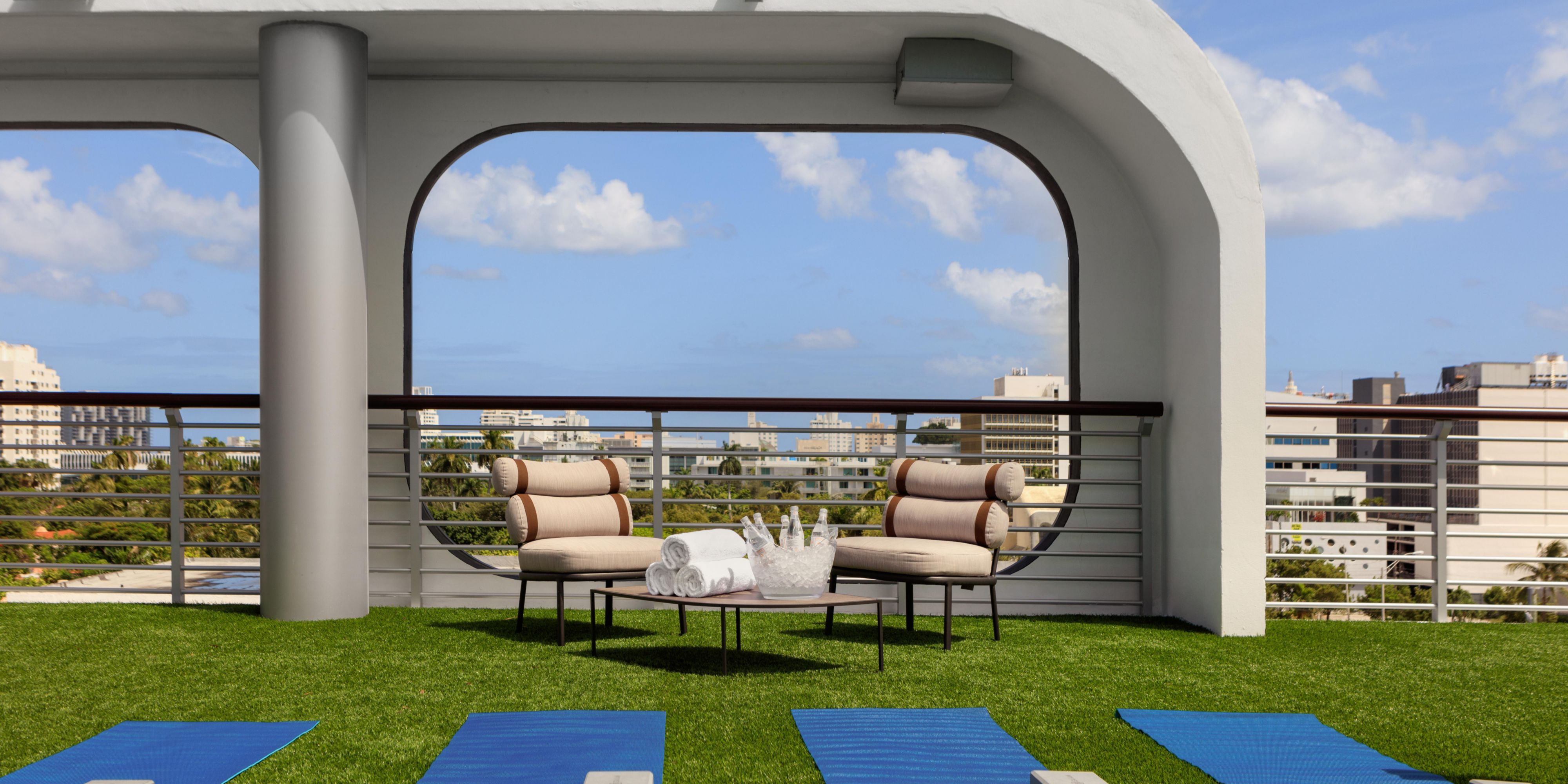 From vigorous play to languid relaxation, Kimpton Hotel Palomar is your port of call. Our concierge can arrange marine adventures aboard a kayak, standup paddleboard or even a small private yacht. Dip your toes in the sand at our sister property, Kimpton Surfcomber Hotel. Or unwind for hours at our rooftop pool.