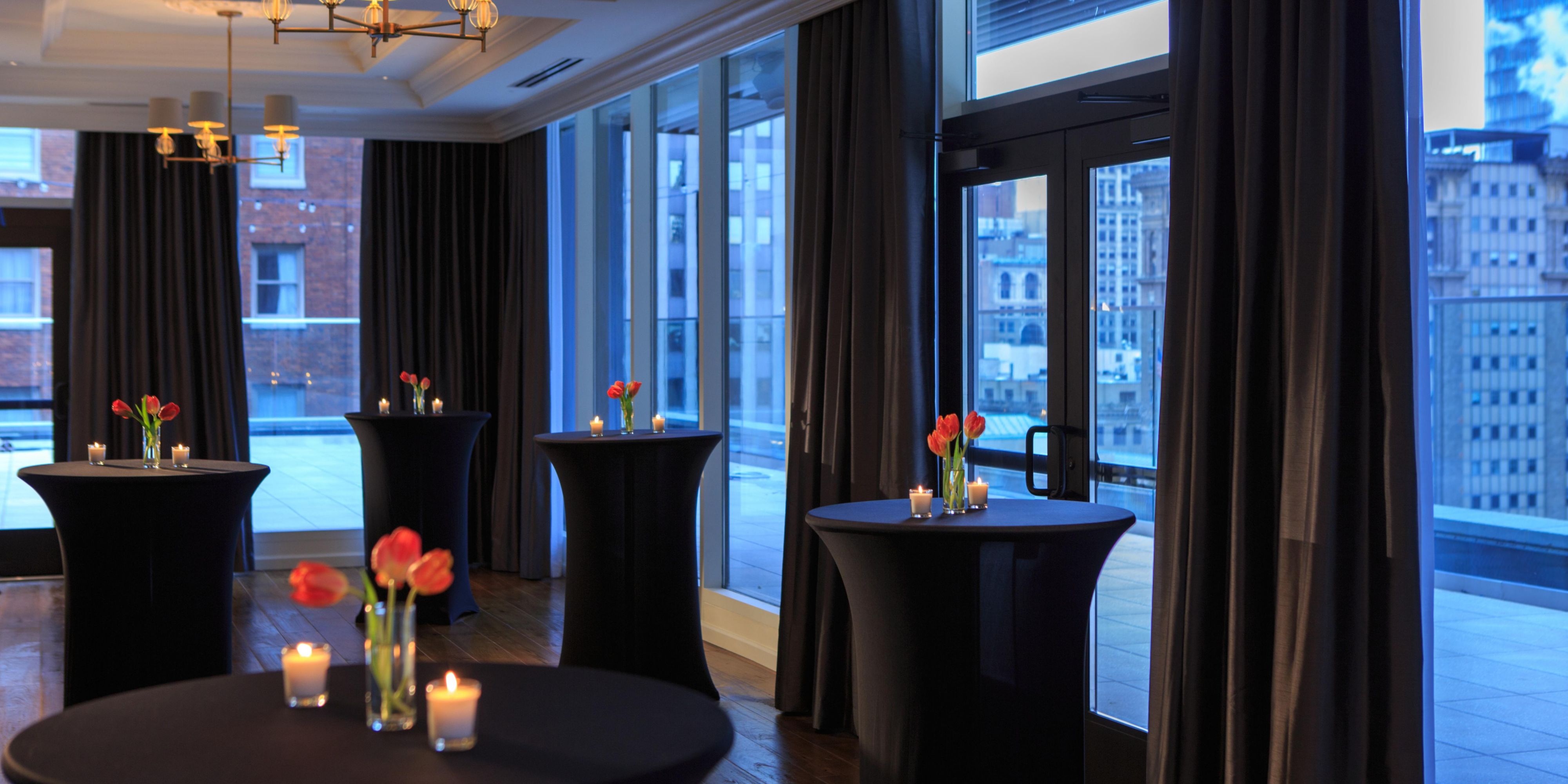 The Commoner’s private dining space is the ideal hideaway for large parties of up to 20. Whether you’re bringing the family together for a big dinner, celebrating with friends or hosting a corporate happy hour, our expert team is on-hand to help you plan your event and ensure you’ve got the perfect menu for any occasion in downtown Pittsburgh.