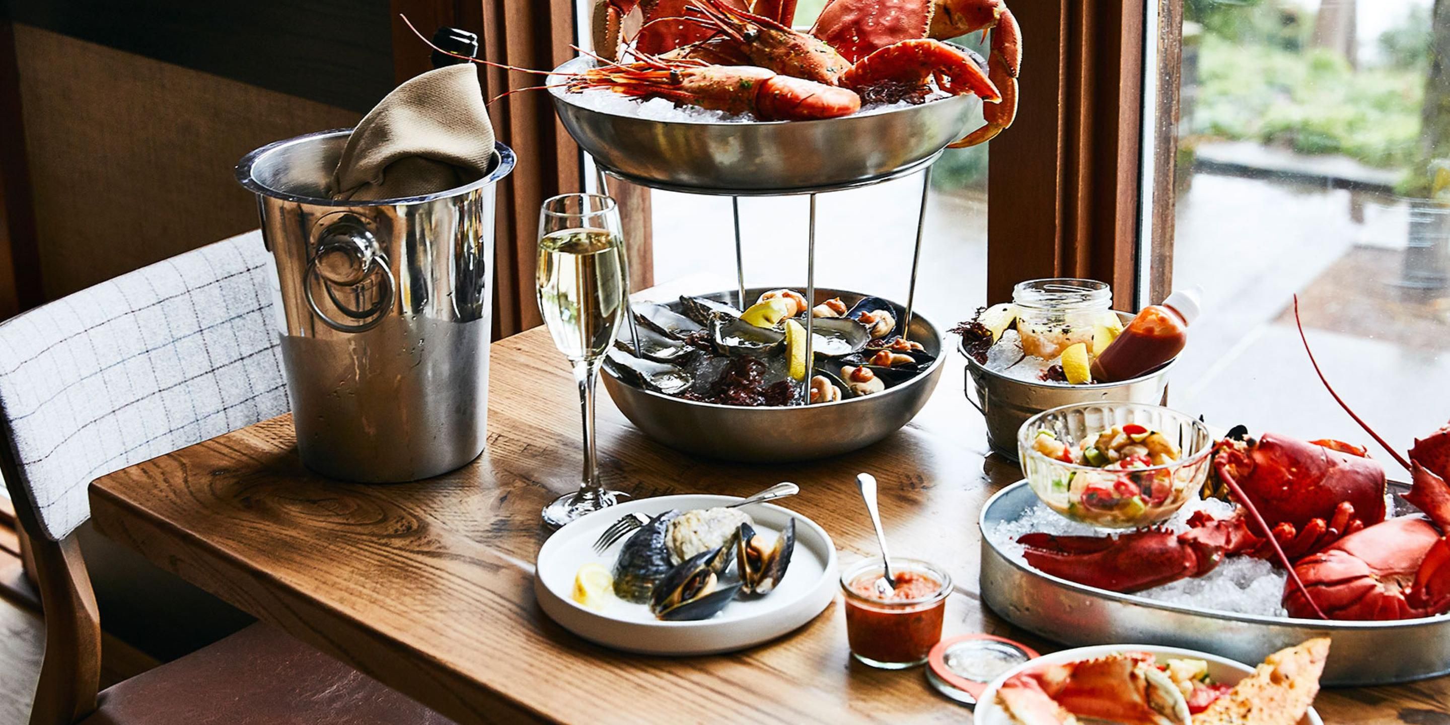 With the welcoming energy of a bar-lounge and a menu that ranges from no-fuss to fancy, King Tide Fish & Shell is fit for any occasion. A modern waterfront seafood spot inspired by the laid-back, comfortable fishing lodges of family vacations gone by.