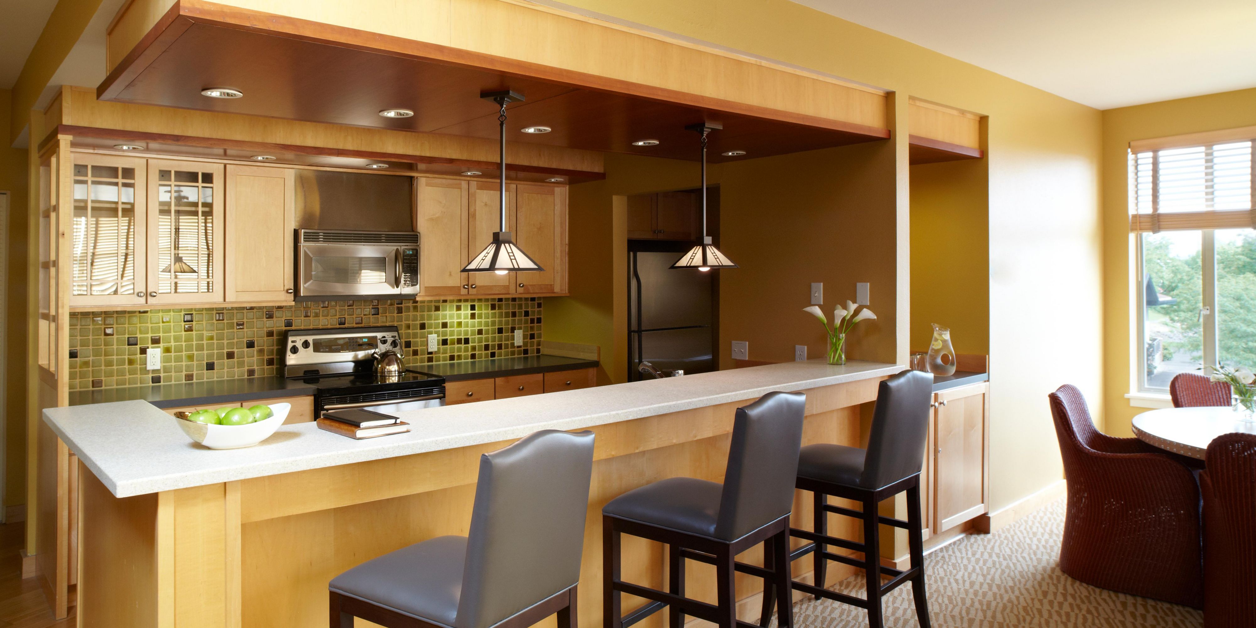 Looking for a luxurious home away from home? We’ve got an easy solution for you. Book one of our one or two bedroom Willamette Cottages uniquely located on the downtown Portland riverfront. These fully furnished, apartment-style Willamette Cottages prove ideal for travelers looking for more space over an extended period of time.