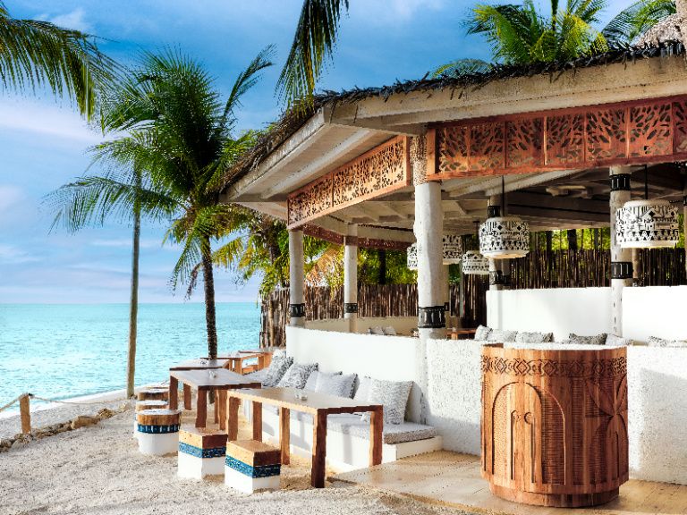 罗阿坦岛畔，举步间直达水岸的酒吧