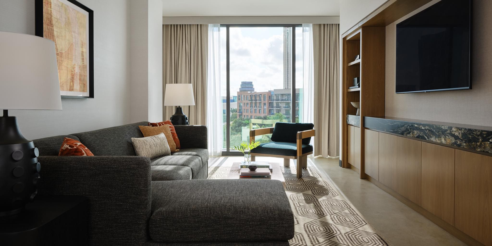 Located in the east wing of the hotel, our 7 Hemisfair suites feature floor to ceiling windows with views of the historic Hemisfair District.