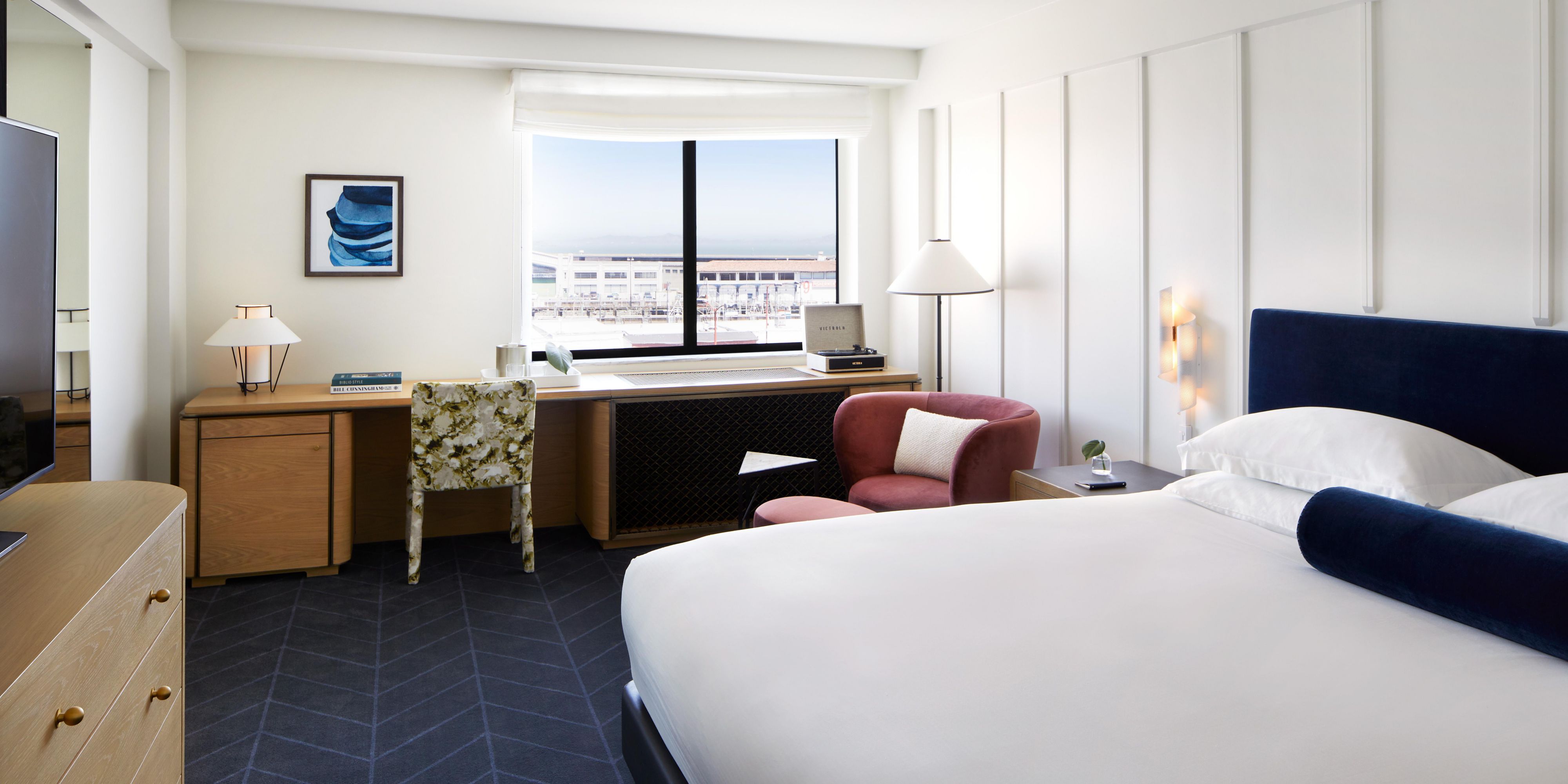 $hotelInfo.mediaDetails.welcomePhotos.primaryPhoto.caption}