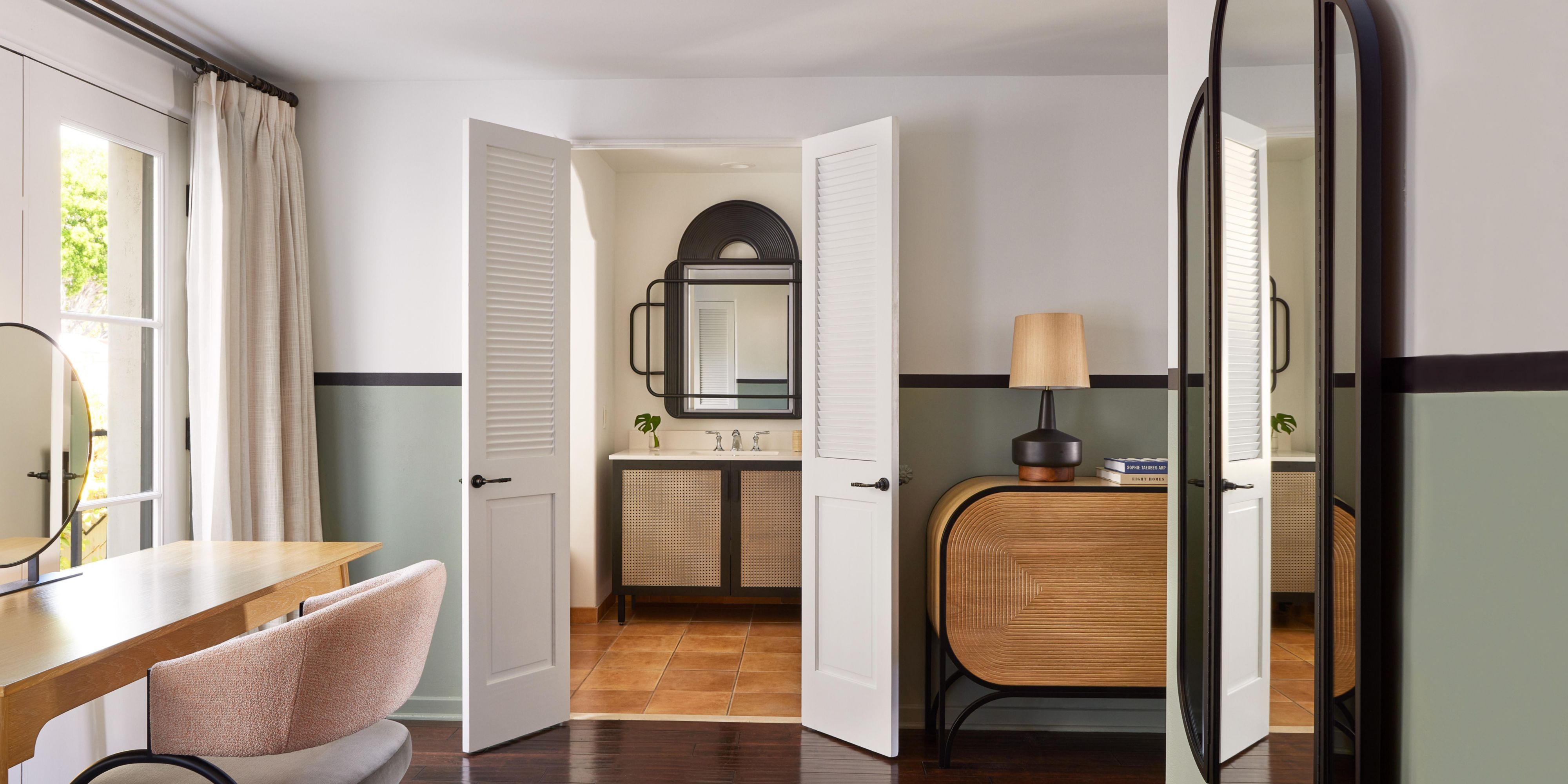 Imagine staying in the height of comfort and style: lingering over a decadent breakfast at your dining table, lounging with a glass of local wine in your living room, gazing at the sunset from your balcony. With a variety of specialty suites on offer, you have your choice of luxurious lodging for a truly elevated stay.