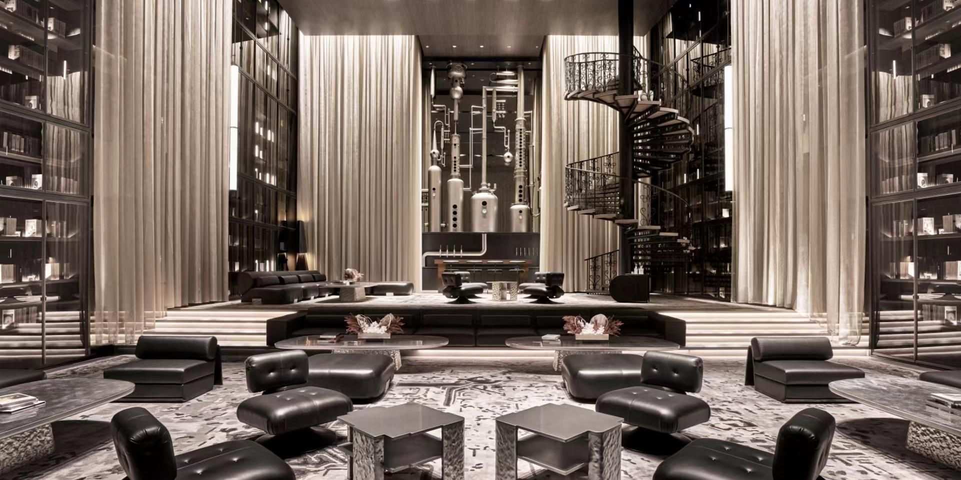 顶层无边恒温泳池坐落在郁郁葱葱的热带花园中，起身便可俯瞰黄浦江景，眺望西岸景色，感受城市魅力。