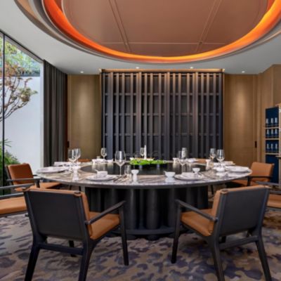 享亲友欢乐用餐时光