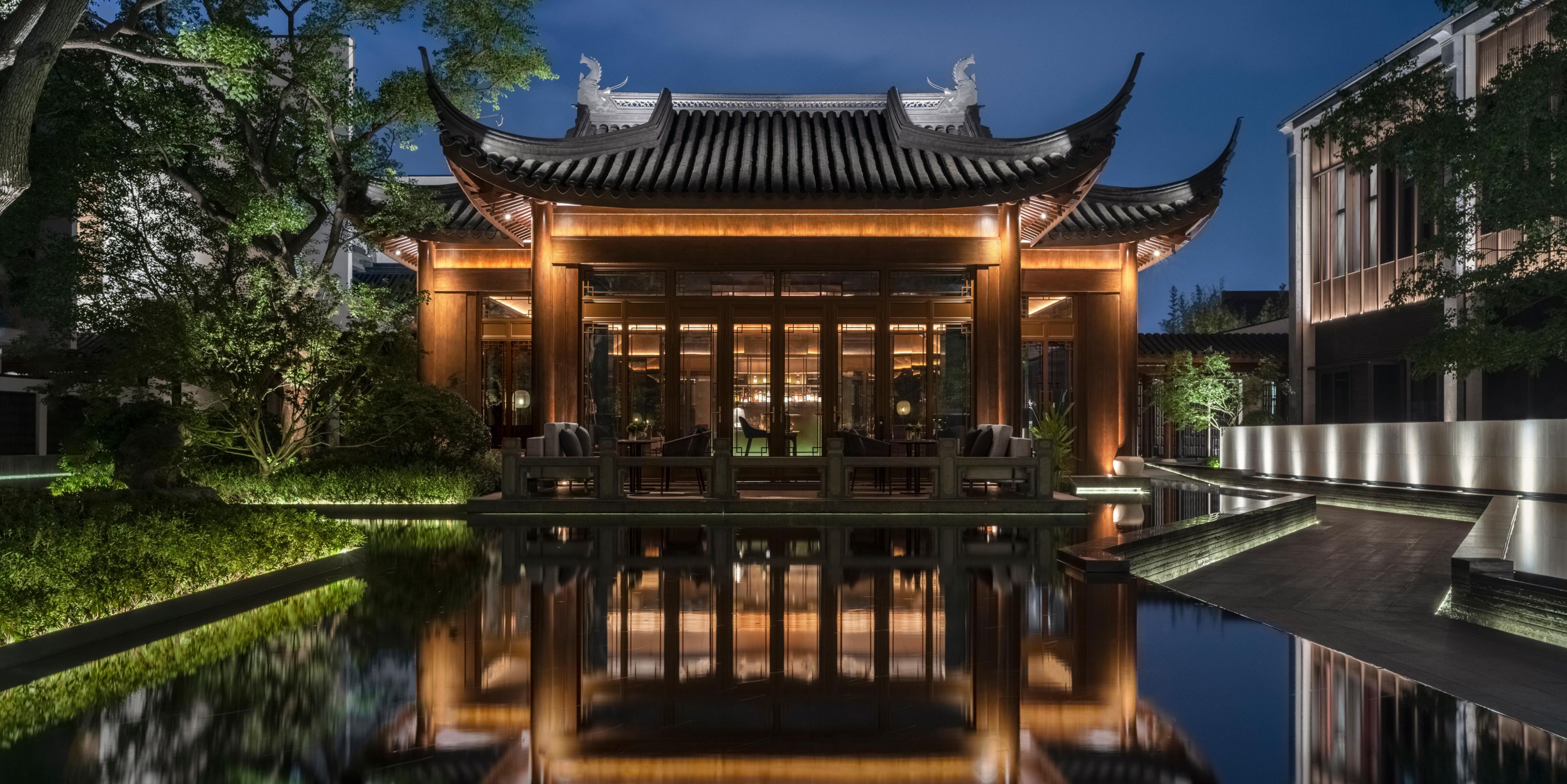 中餐厅竹趣轩，灵感源自于江南“鱼米之乡”的特色，名字传承老竹辉饭店的中餐厅名字。为宾客提供富有新意的精选菜单，甄选苏州本地及周边特色食材，呈现创新苏州菜以及淮扬菜。
竹辉168是一间具有传统中式亭台外形、室内风格现代独特的酒吧
整体建筑三面临水，纳竹辉水景，收四时烂漫，取"有客归谋酒，无言卧看山"之意境，外观设计充满了苏派建筑风情。宾客可以在室内或户外露台享受主题下午茶、特调鸡尾酒、多种年份威士忌等美食美酒体验。