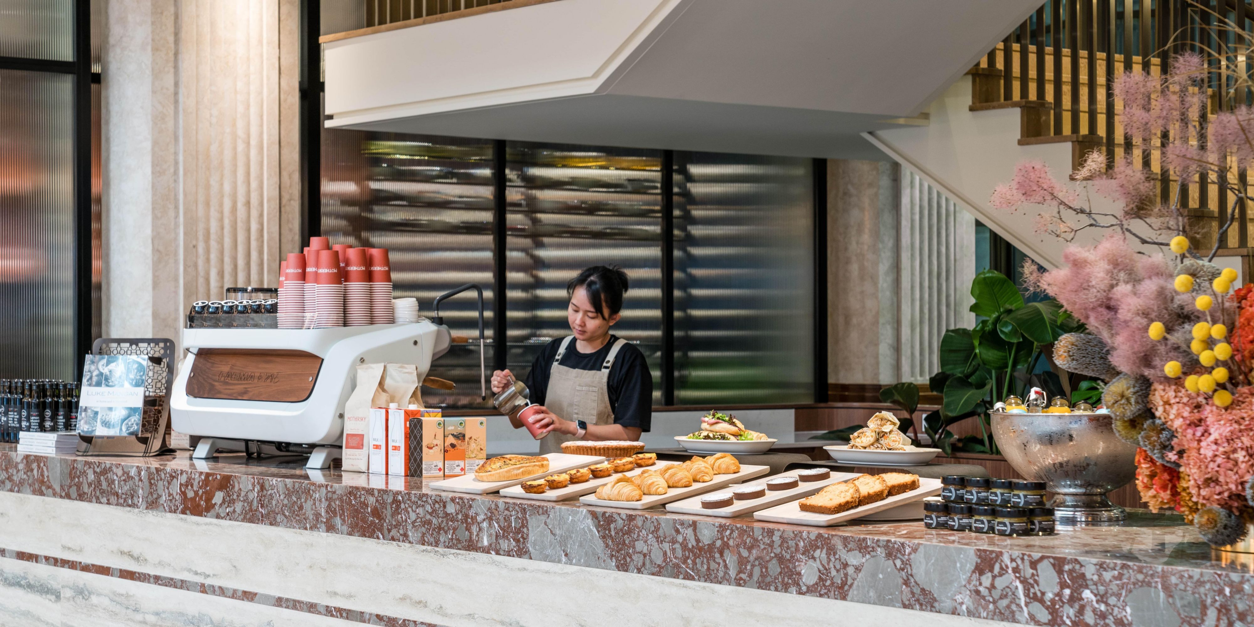 Experience Sydney’s thriving cafe culture at our lobby cafe, where coffee fans & loose-leaf lovers are in good hands and pastries are hard to resist. 