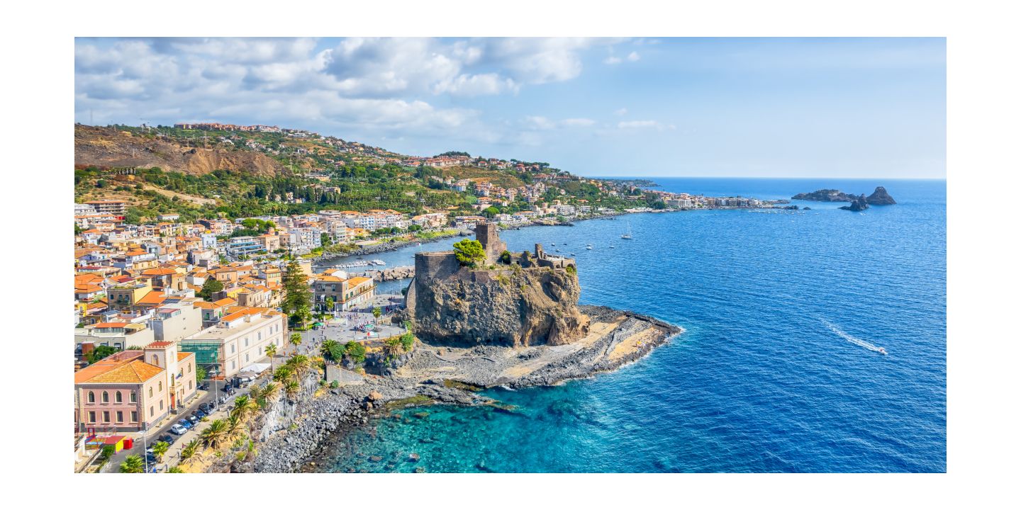 西西里岛的陶尔米纳，海天一色间，崎岖海岸线勾勒出海滨壮丽景致