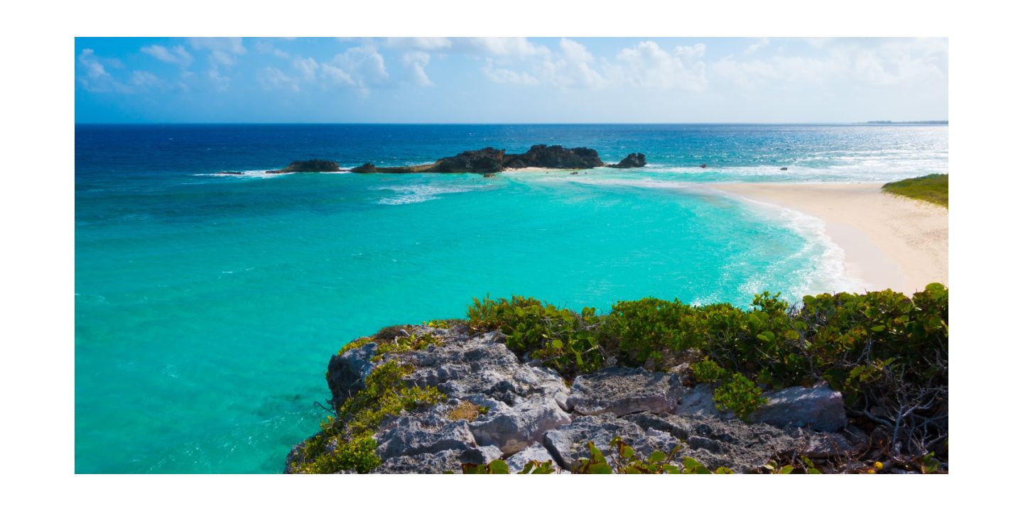从原生态的海滩远眺，加勒比海碧波荡漾的美景