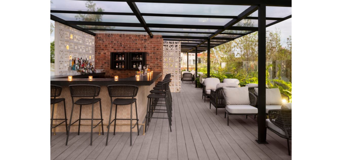 墨西哥市的露天屋顶酒吧，配备开放式座位，壮美的城市天际线一览无余