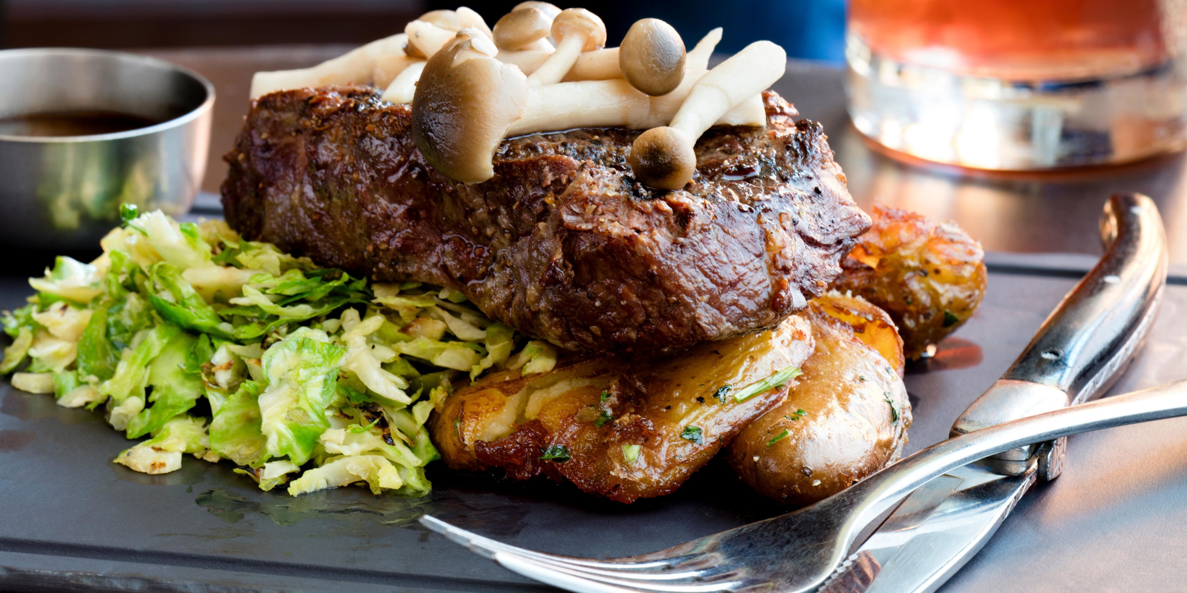 Kimpton George Hotel excels when it comes to serving smaller groups in intimate settings, with the help of Bistro Bis and James Beard Award-winning Chef Jeffrey Buben. Guests enjoy delectable French fare in the restaurant’s second-floor mezzanine or in meeting spaces that can also be converted into welcoming dining spaces.