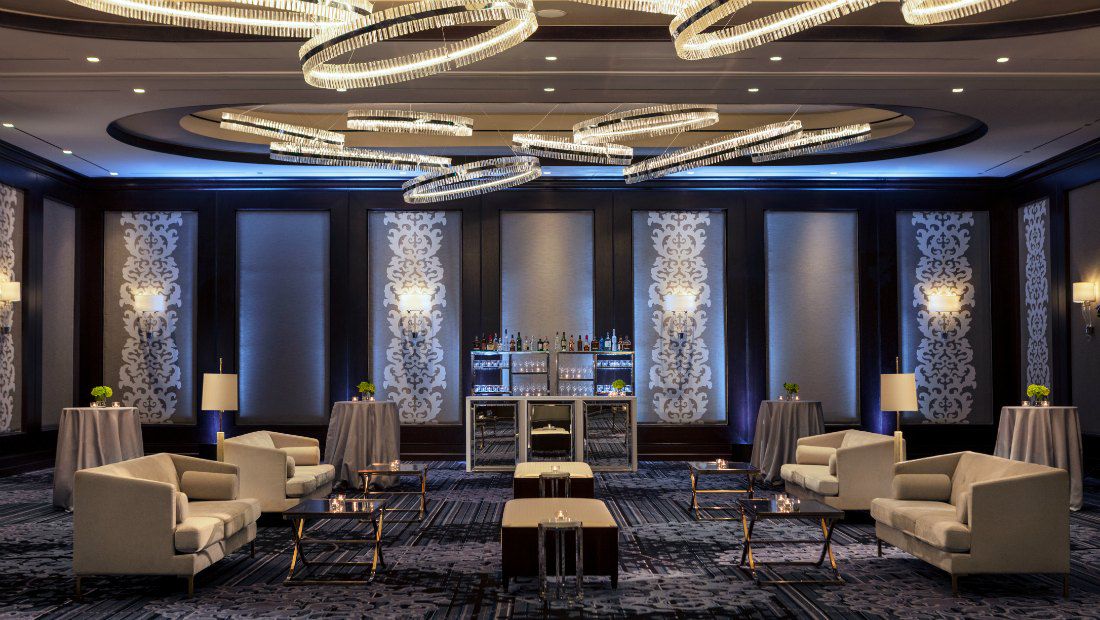 一处具有氛围感且光线明亮的室内婚礼招待厅